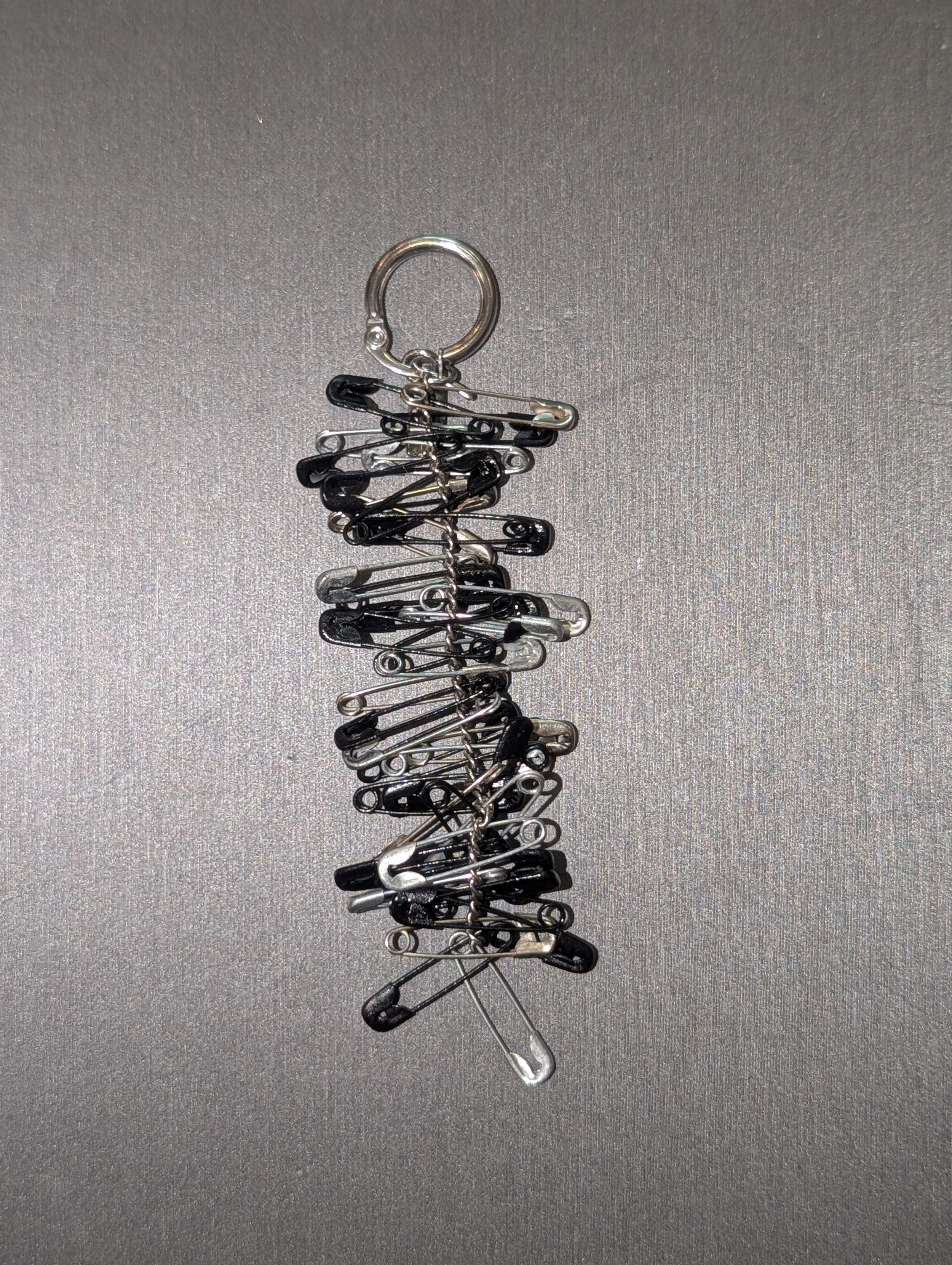 ca22 black and silver Cadena safety pin earring
