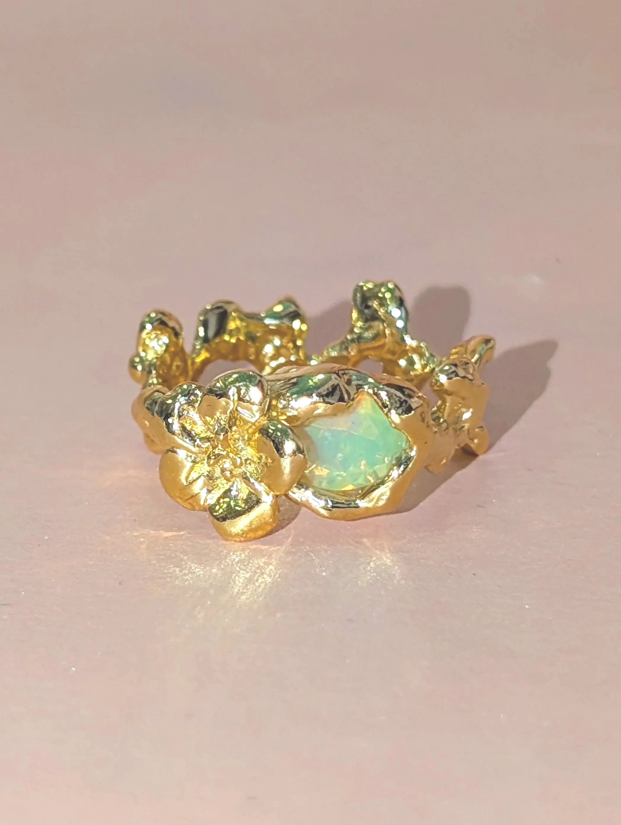 Amemori gold volcan ring with opal flower