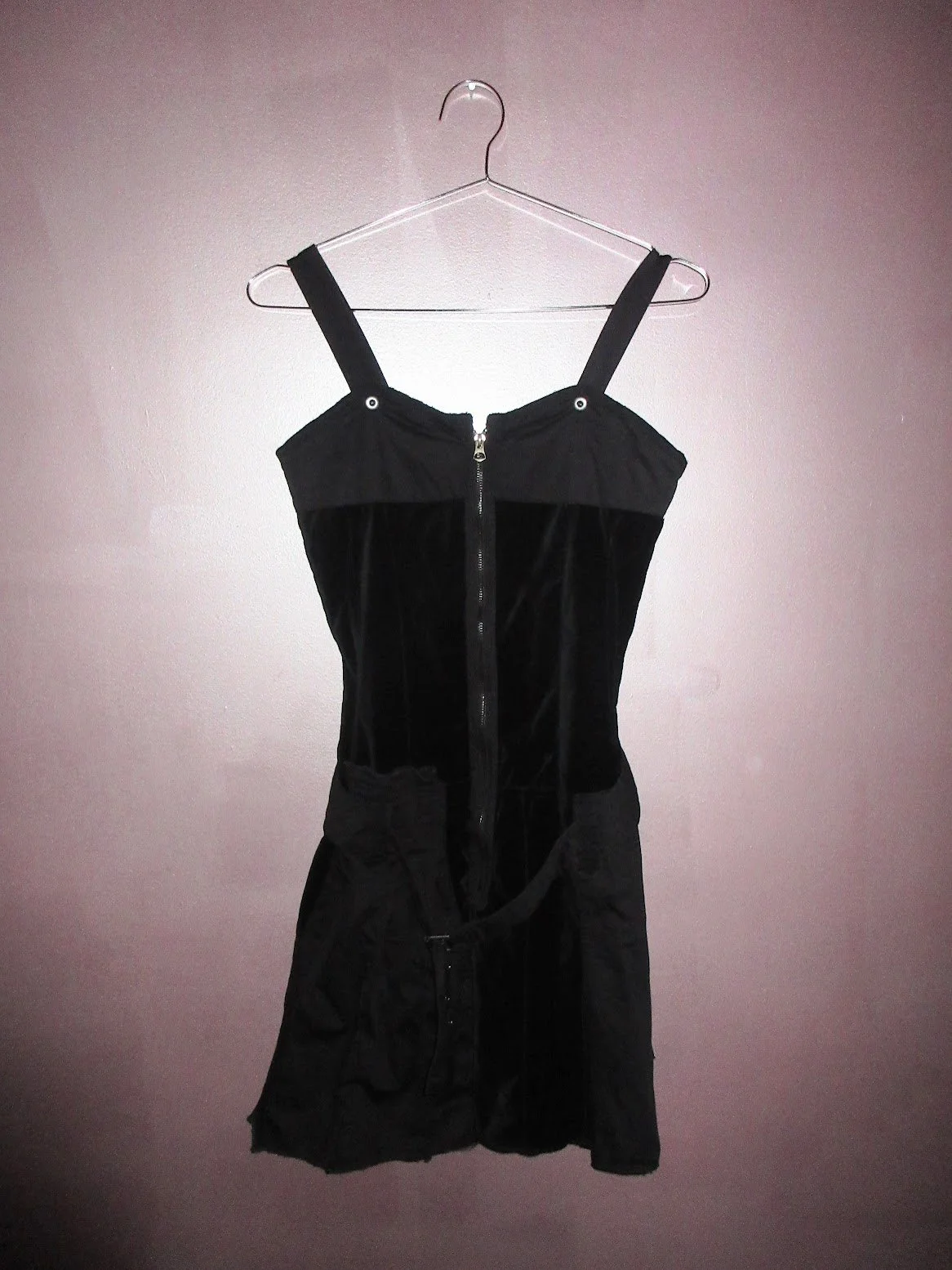 illocana Marithe Francois Girbaud black velvet belted dress