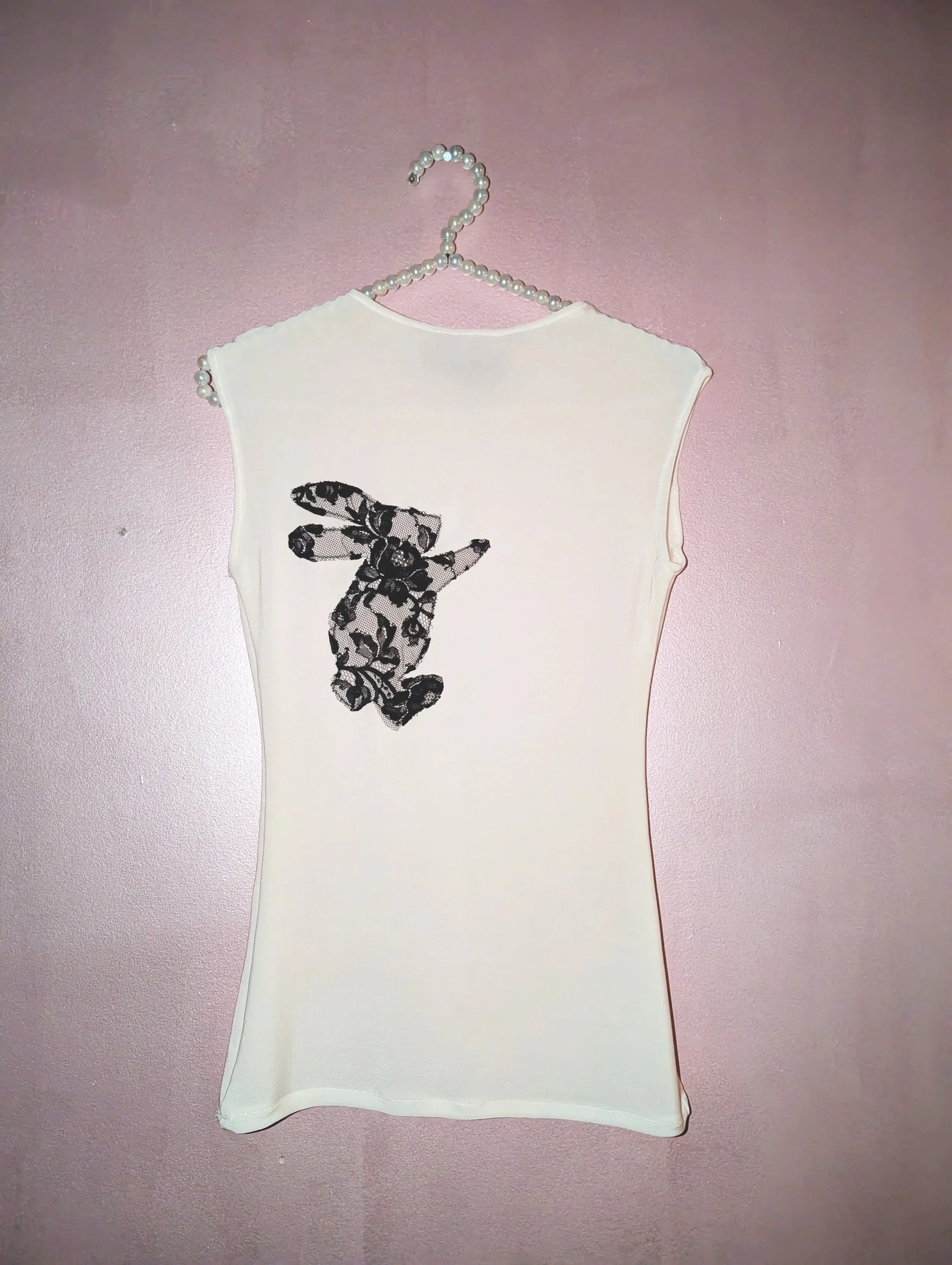 SYNPH17 White bunny top / black lace