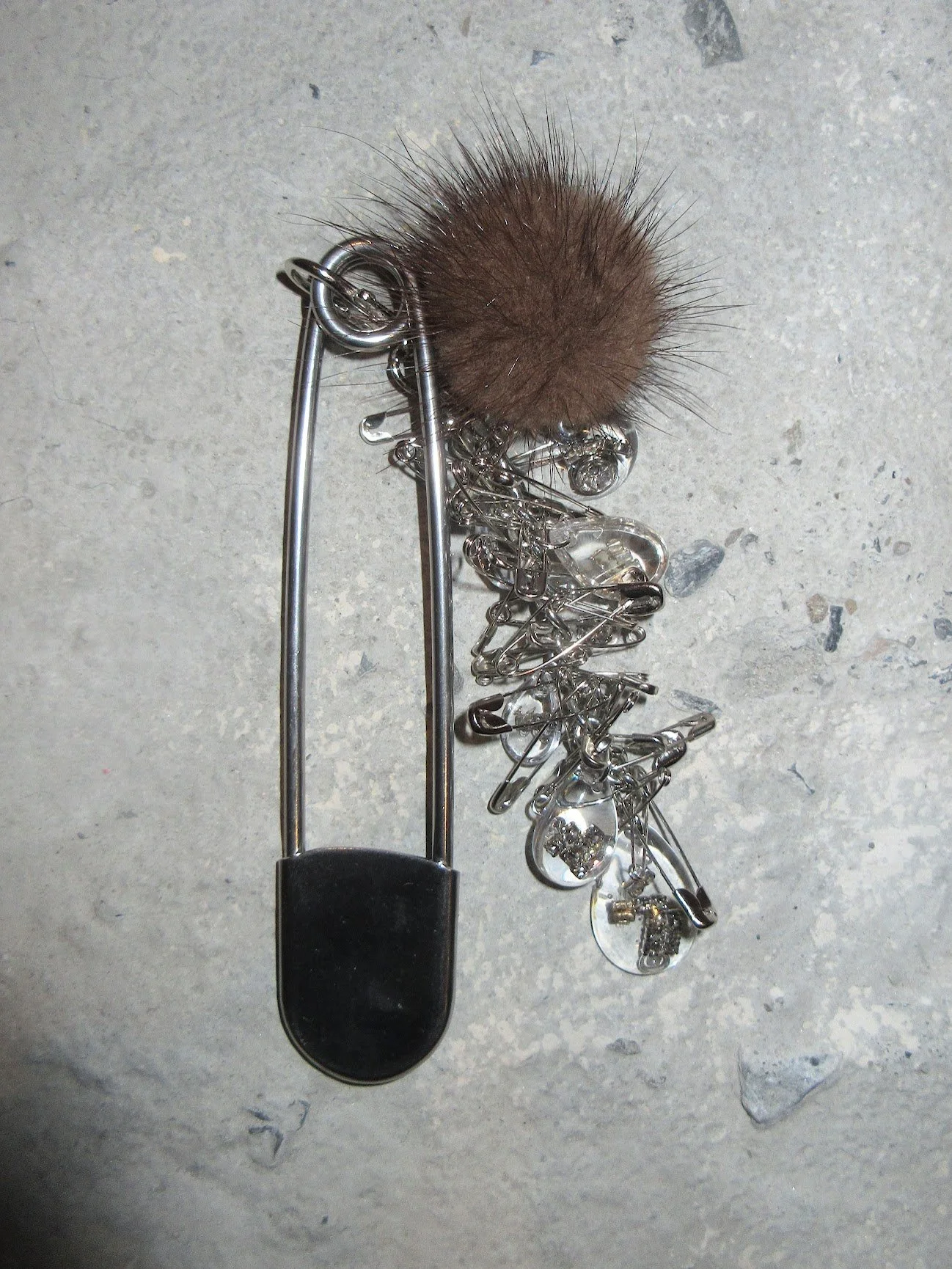 ca22 caramelo jumbo pin keychain