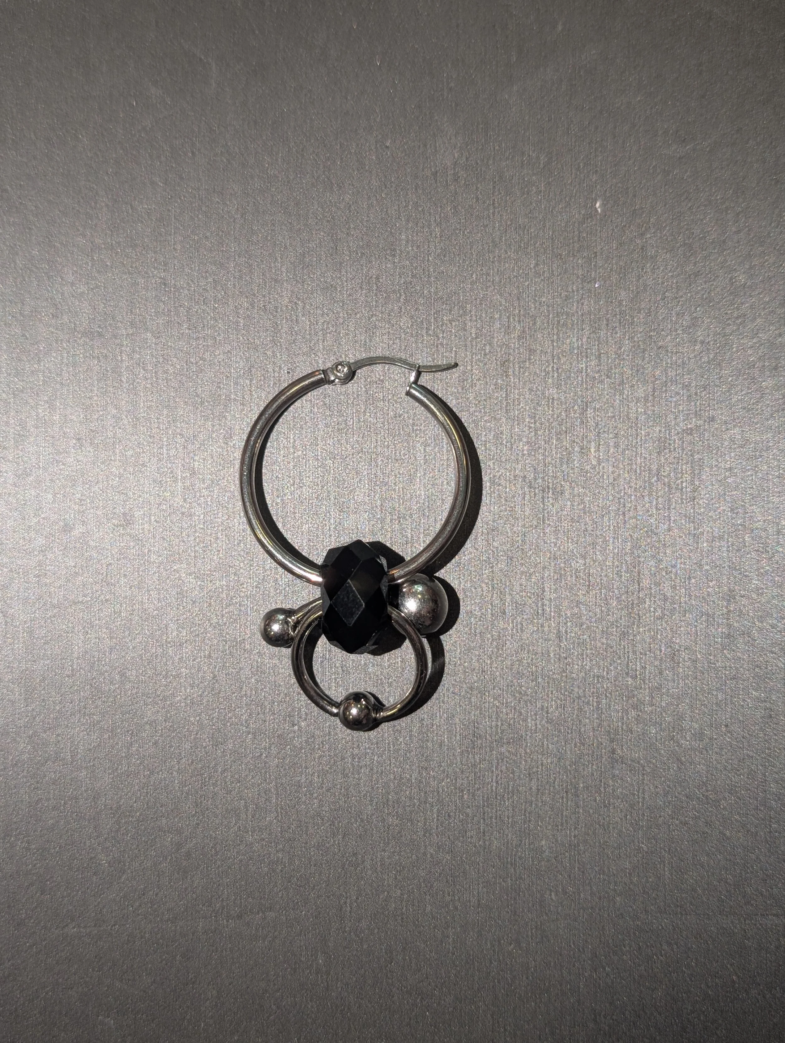 ca22 Yzza hoop pierced single (black bead)