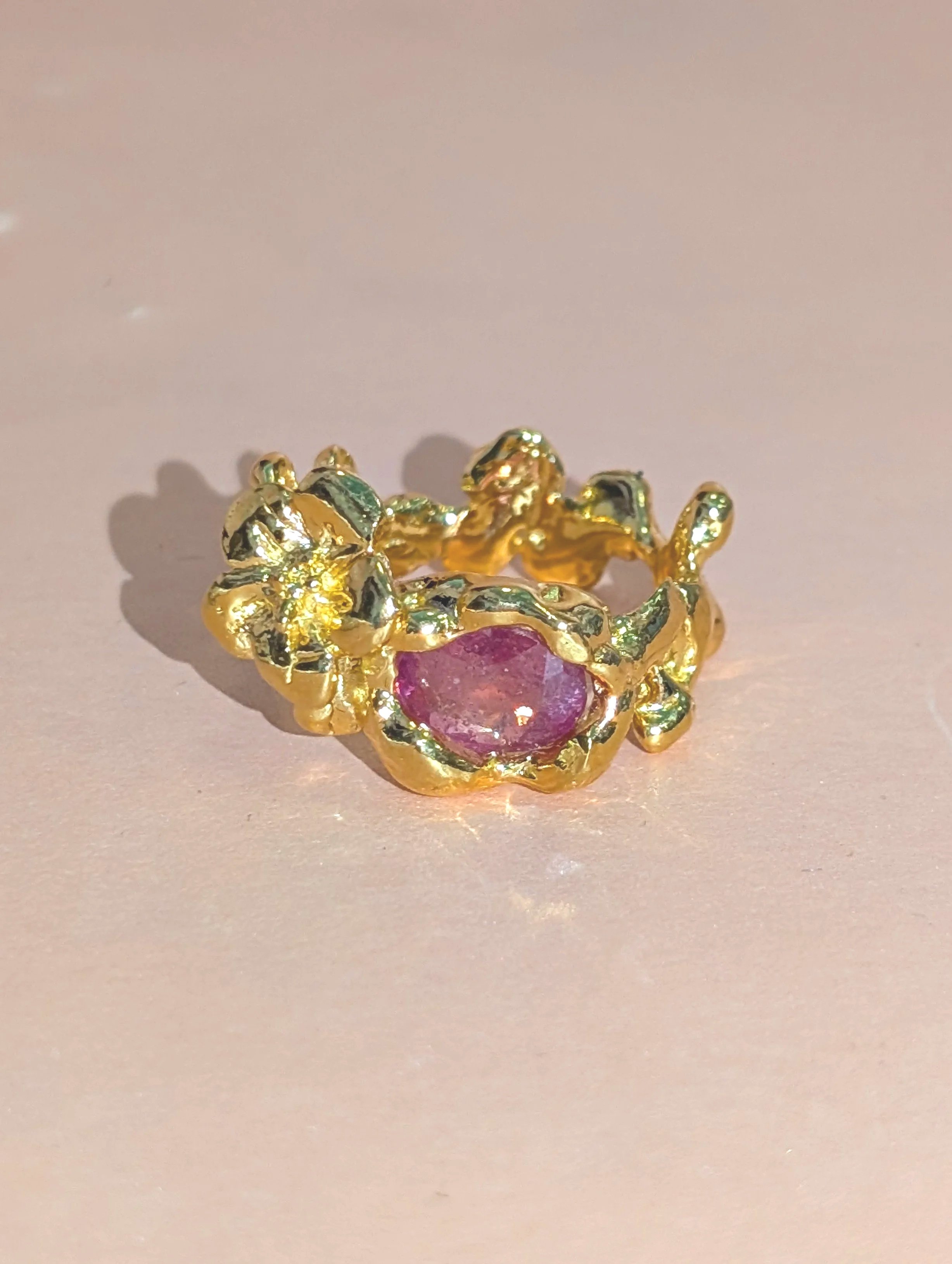 Amemori gold volcan ring with ruby flower