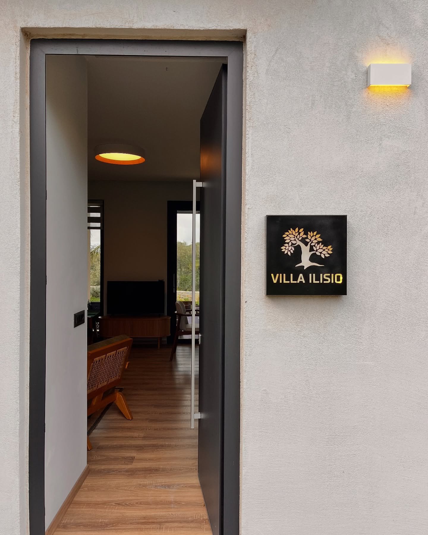 Follow the Signs ✨

Finding your way to tranquility just got even easier! Today, we installed two new signs at Villa Ilisio&mdash;one elegantly lighting up next to the door, featuring our olive tree logo, and another guiding the way to this hidden re