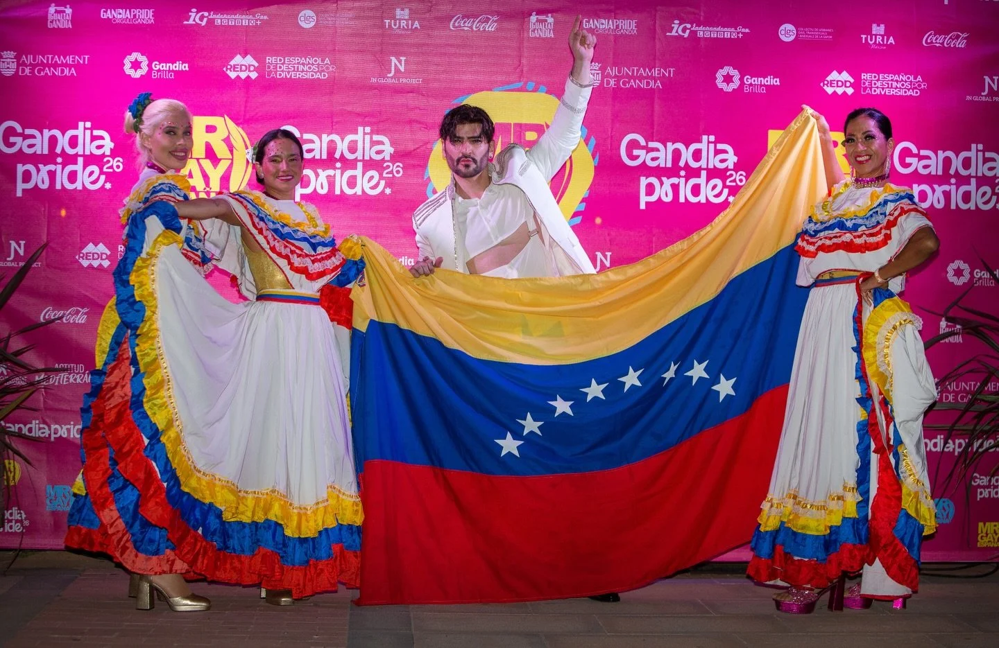 Mi tierra bella
Mi tierra hermosa
Te llevo conmigo
En mis recuerdos 
Por donde camino
En mis lamentos 
En c&oacute;mo hablo 
En mi arte y mi talento 

D&iacute;as dif&iacute;ciles 
D&iacute;as de llanto
De sufrimiento
Son mis hermanos
Cu&aacute;nto l