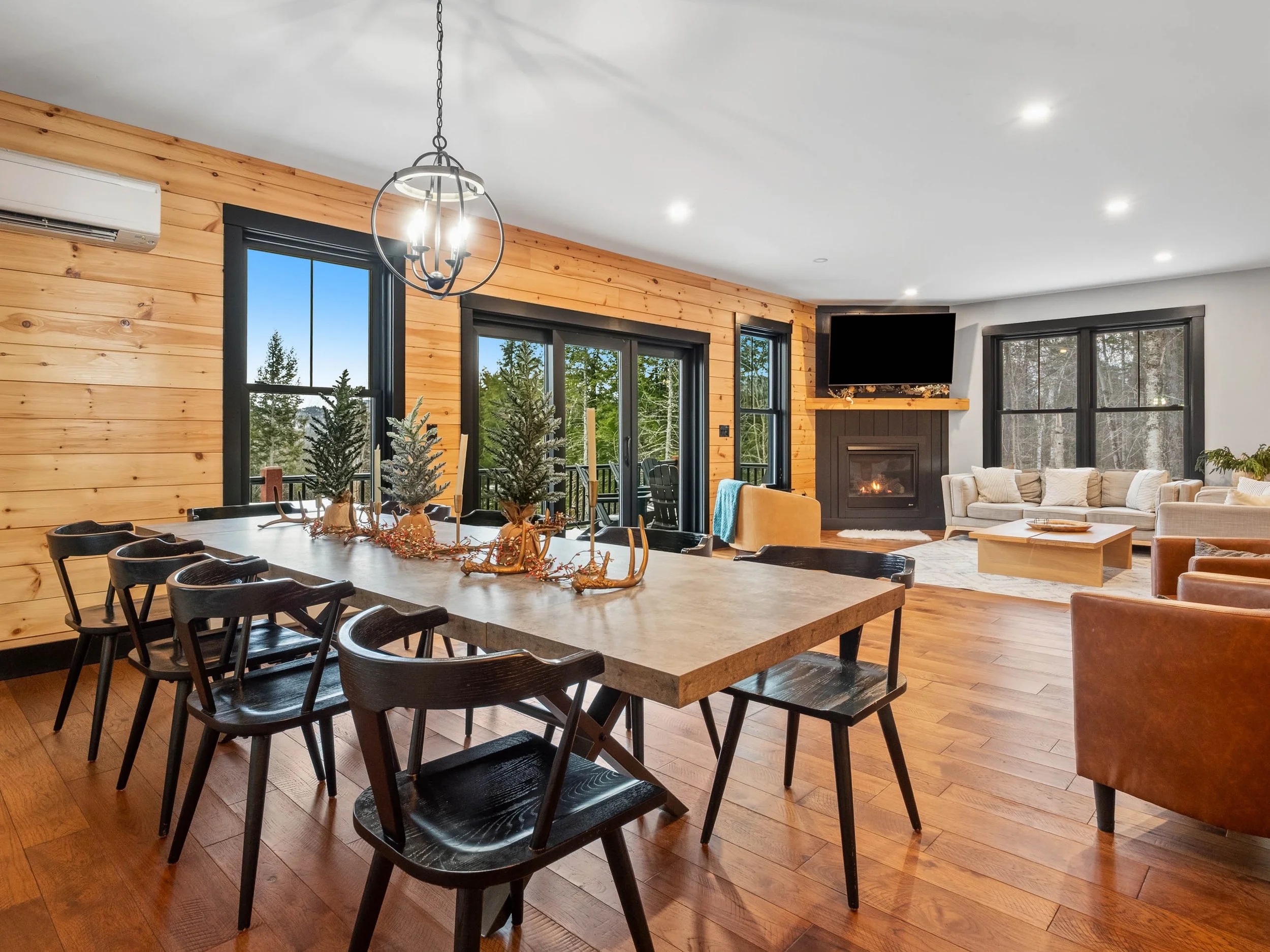 skyline-lodge-59-dining-area-visit-sunday-river.jpg