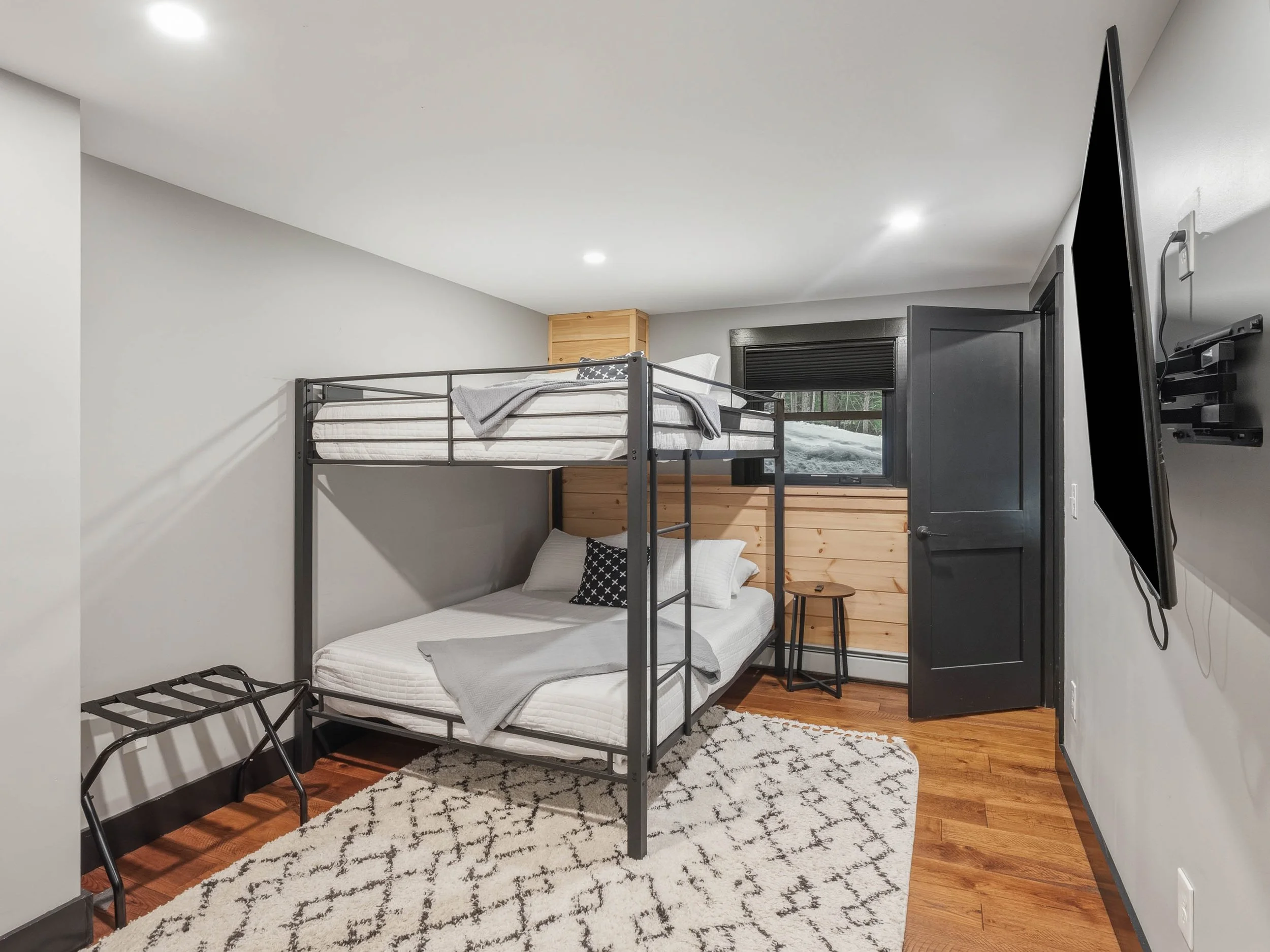 skyline-lodge-32-bunk-room-visit-sunday-river.jpg