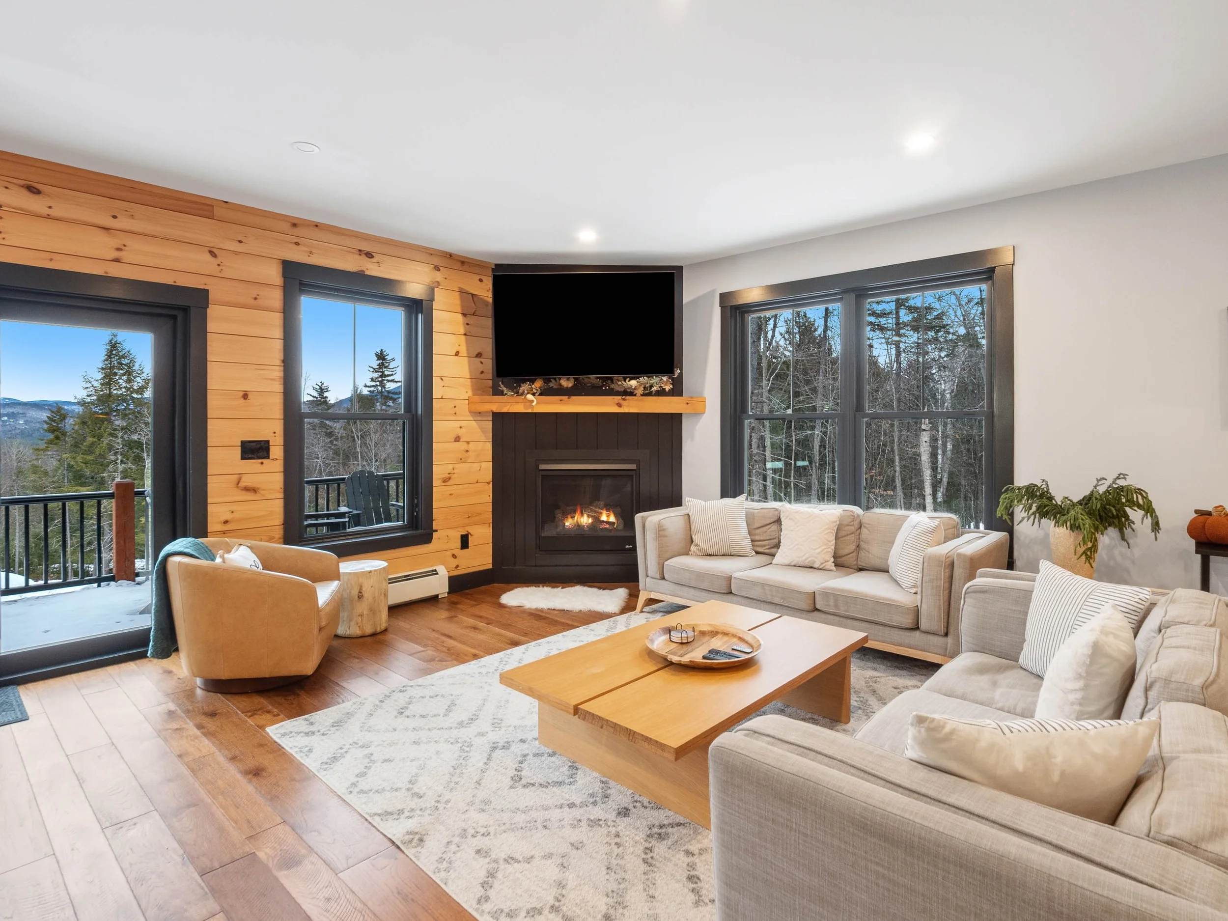 skyline-lodge-11-living-room-visit-sunday-river.jpg