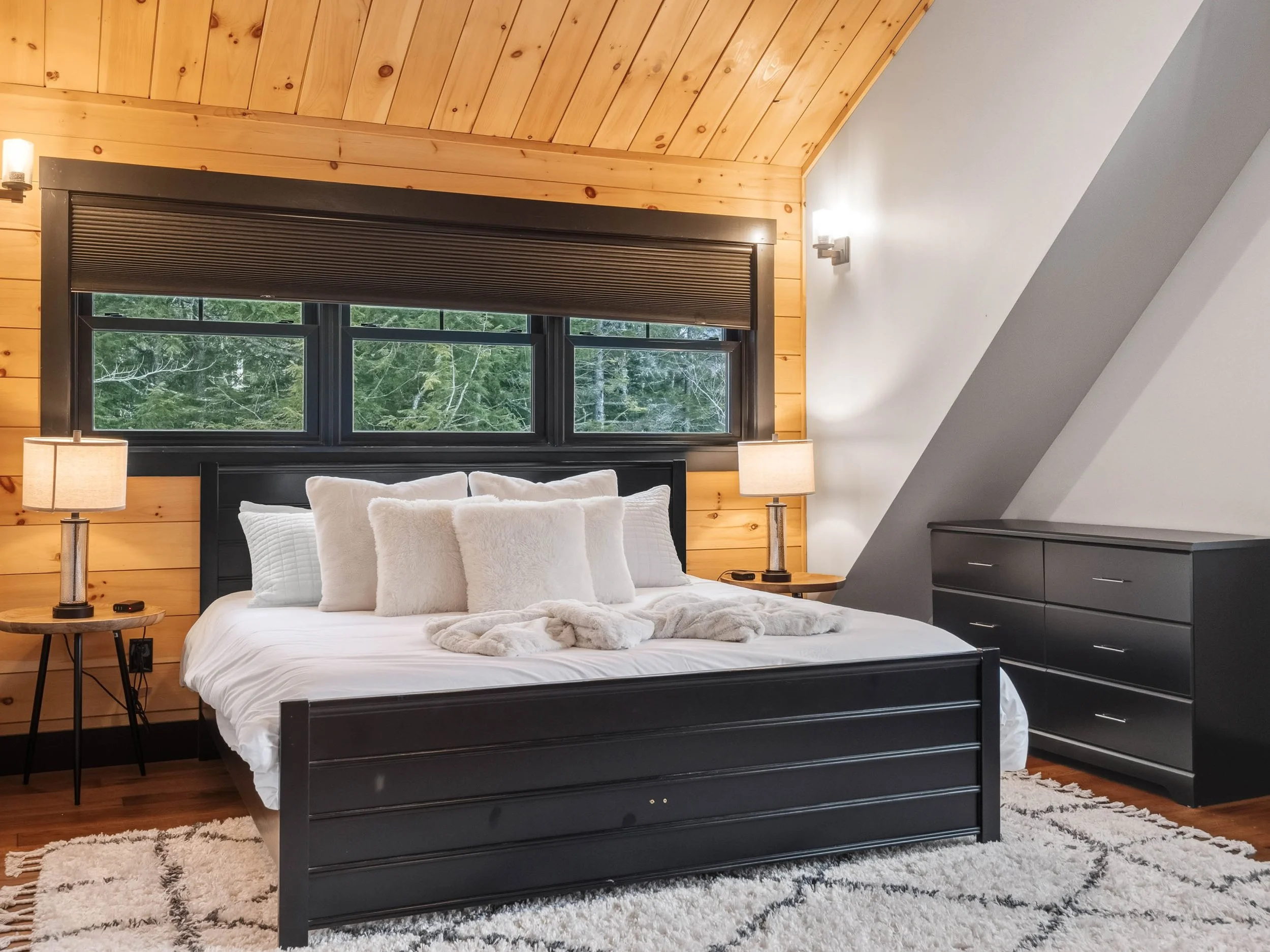 skyline-lodge-29-third-en-suite-king-bedroom-visit-sunday-river.jpg