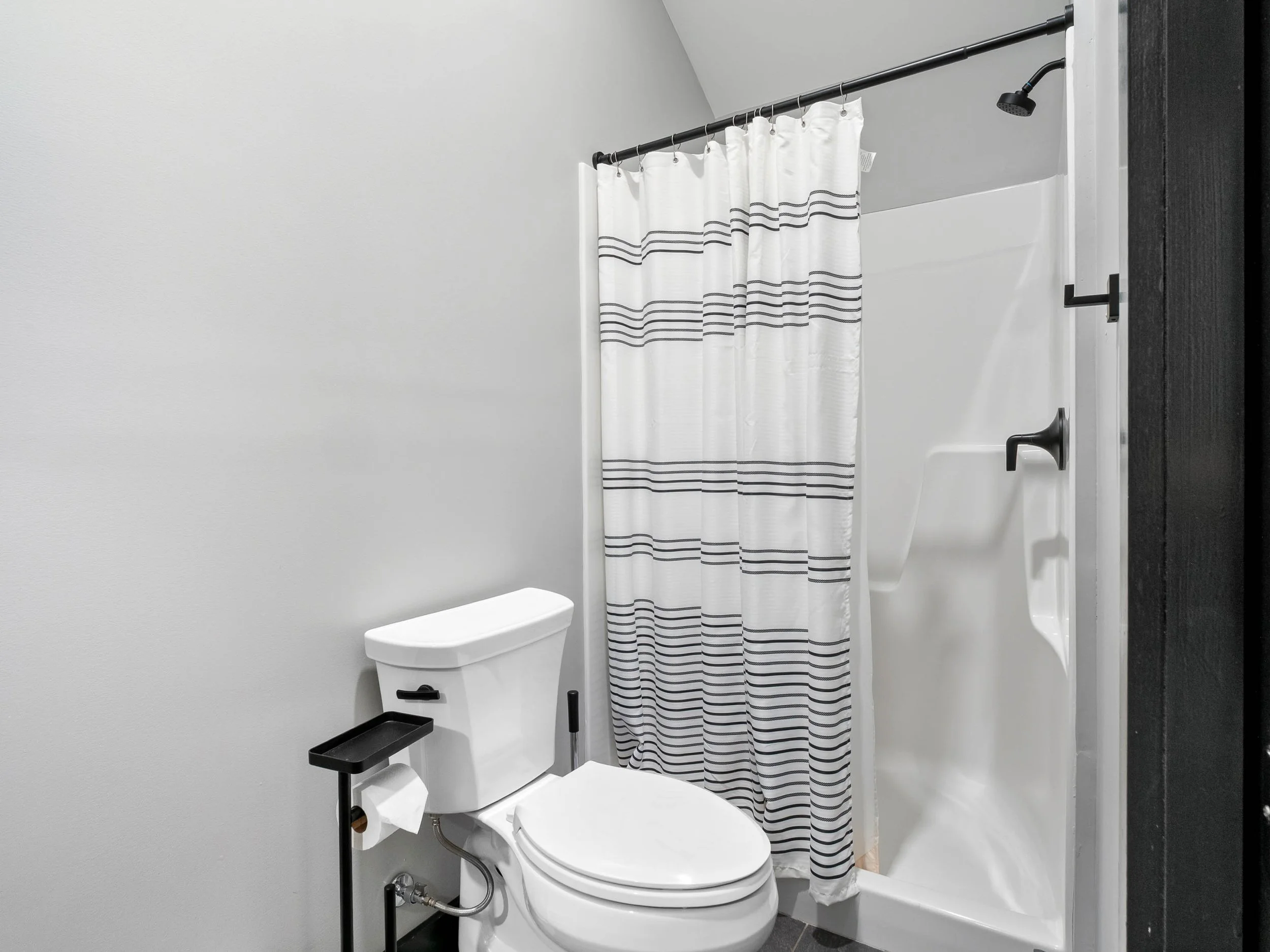 skyline-lodge-37-second-en-suite-bathroom-visit-sunday-river.jpg
