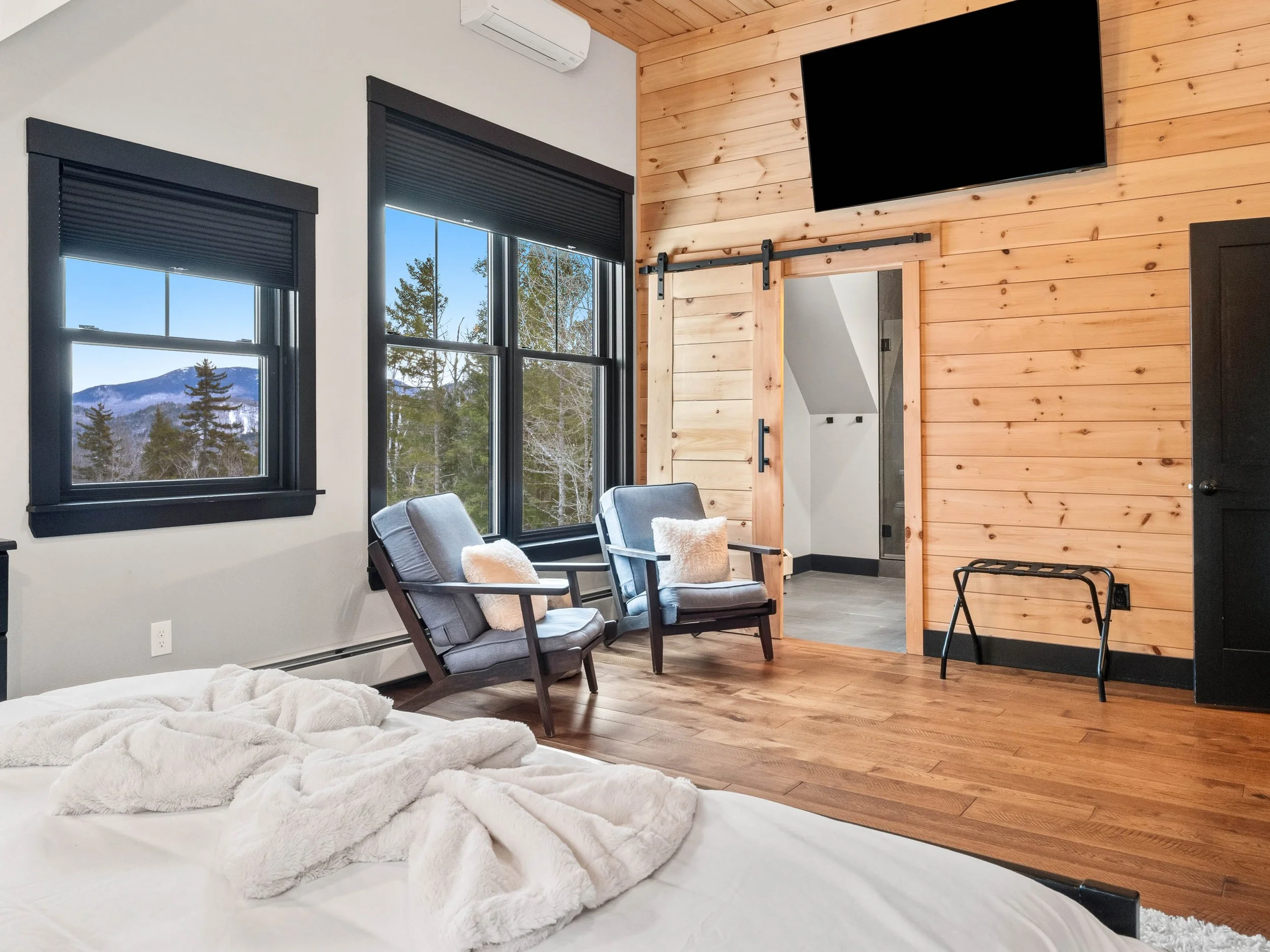 skyline-lodge-27-third-en-suite-king-bedroom-visit-sunday-river.jpg