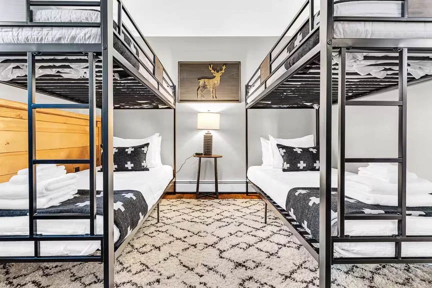 skyline-lodge-99931-bunk-room-visit-sunday-river.jpg