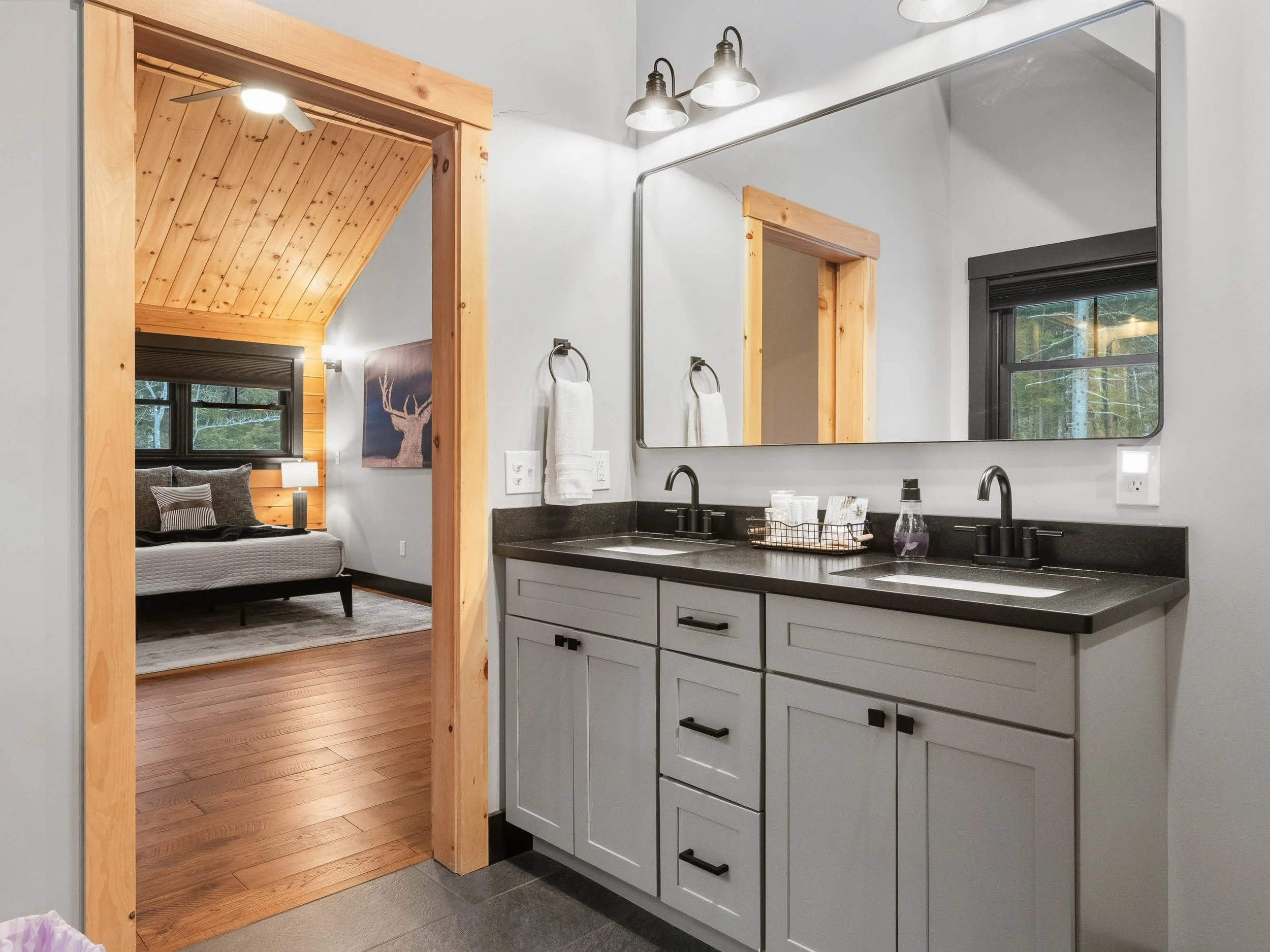 skyline-lodge-35-primary-en-suite-bathroom-visit-sunday-river.jpg