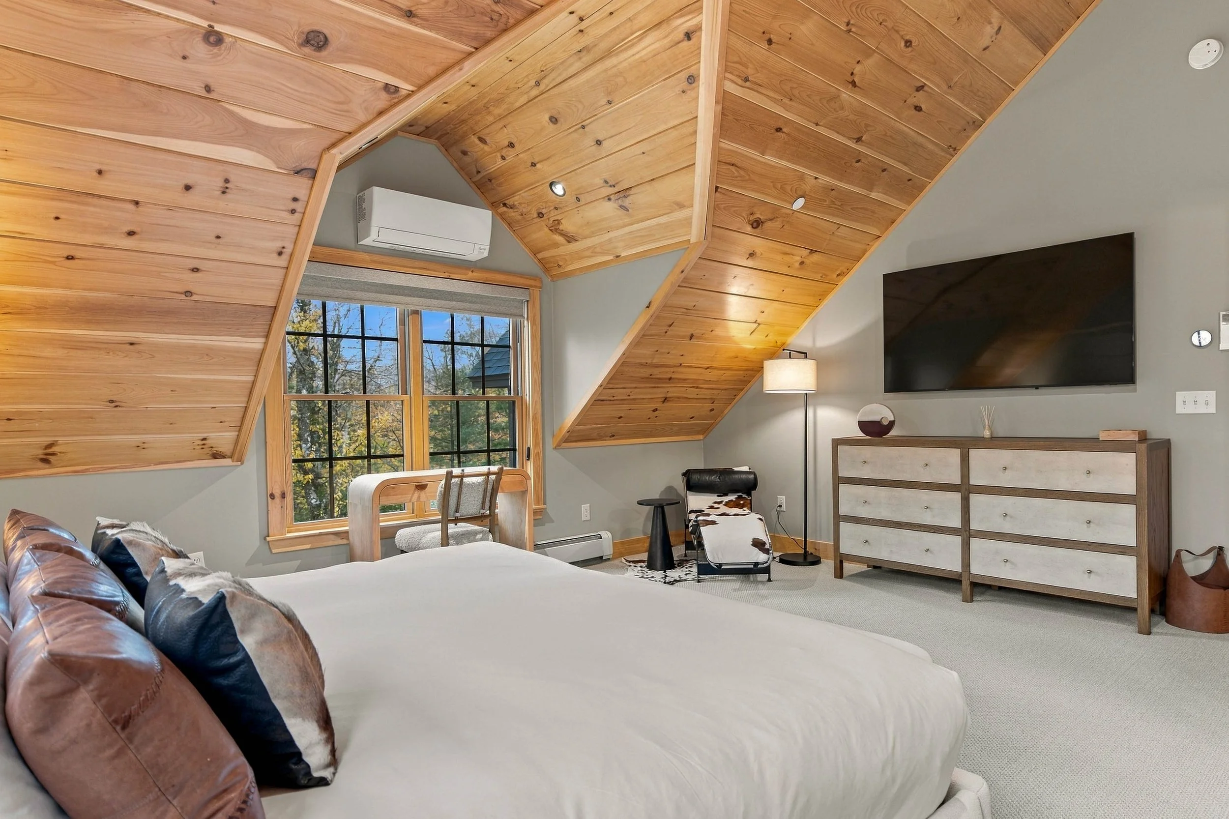 This private king suite offers a dedicated workspace and TV, perfect for longer stays or a little downtime.