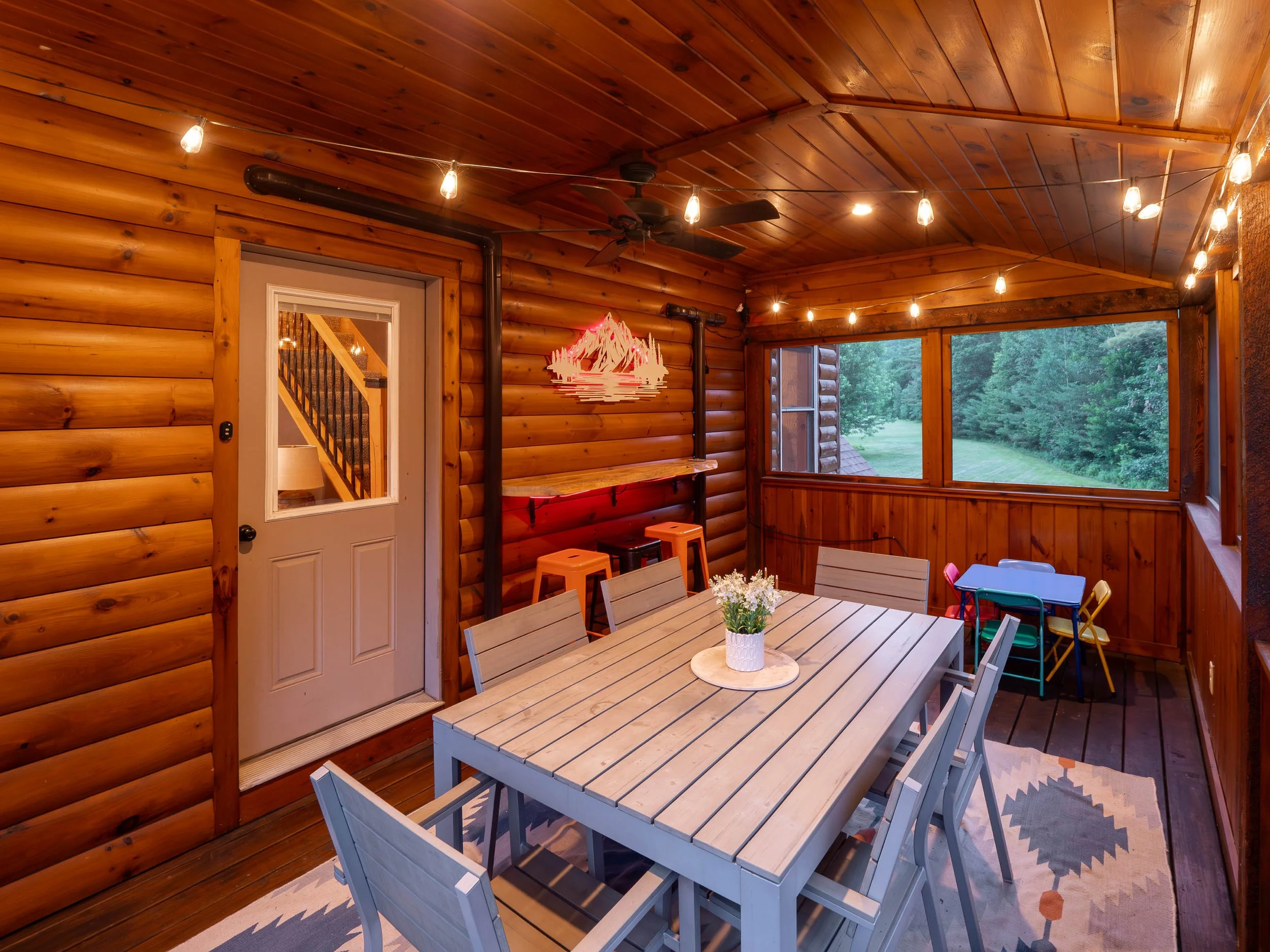 the-lone-star-at-sunday-river-52-screened-porch-visit-sunday-river.jpg