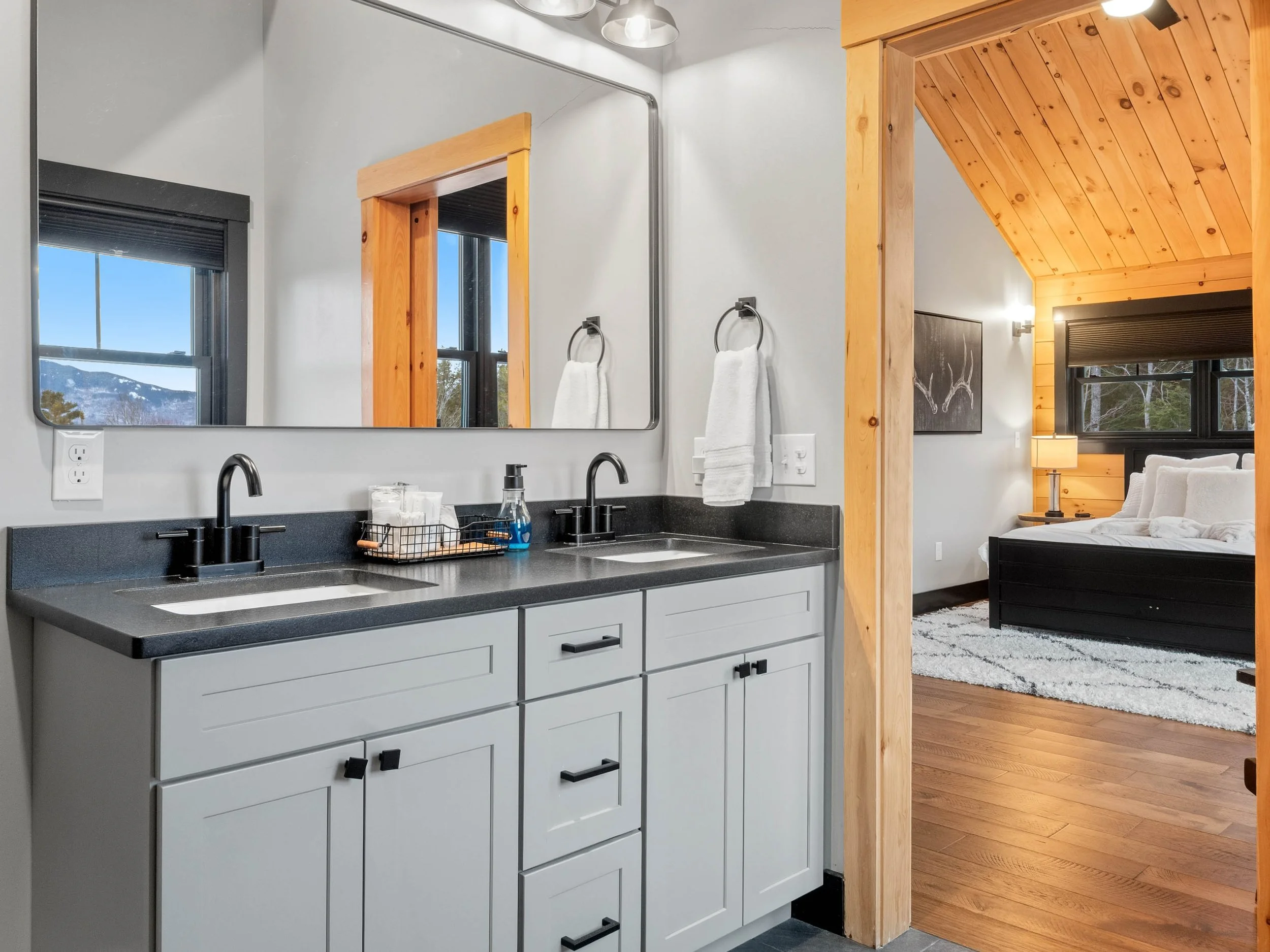 skyline-lodge-51-third-en-suite-bathroom-visit-sunday-river.jpg