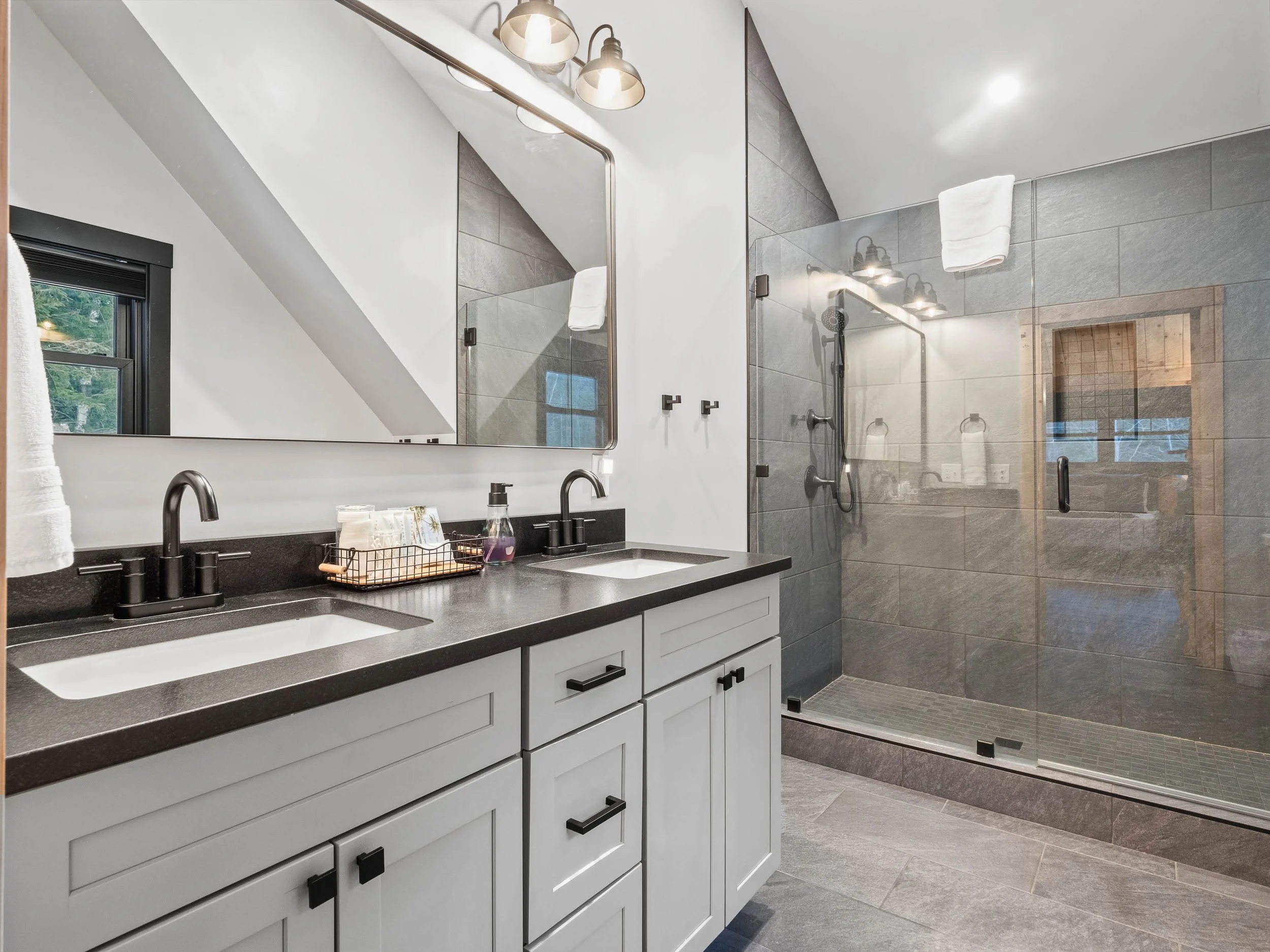 skyline-lodge-36-primary-en-suite-bathroom-visit-sunday-river.jpg