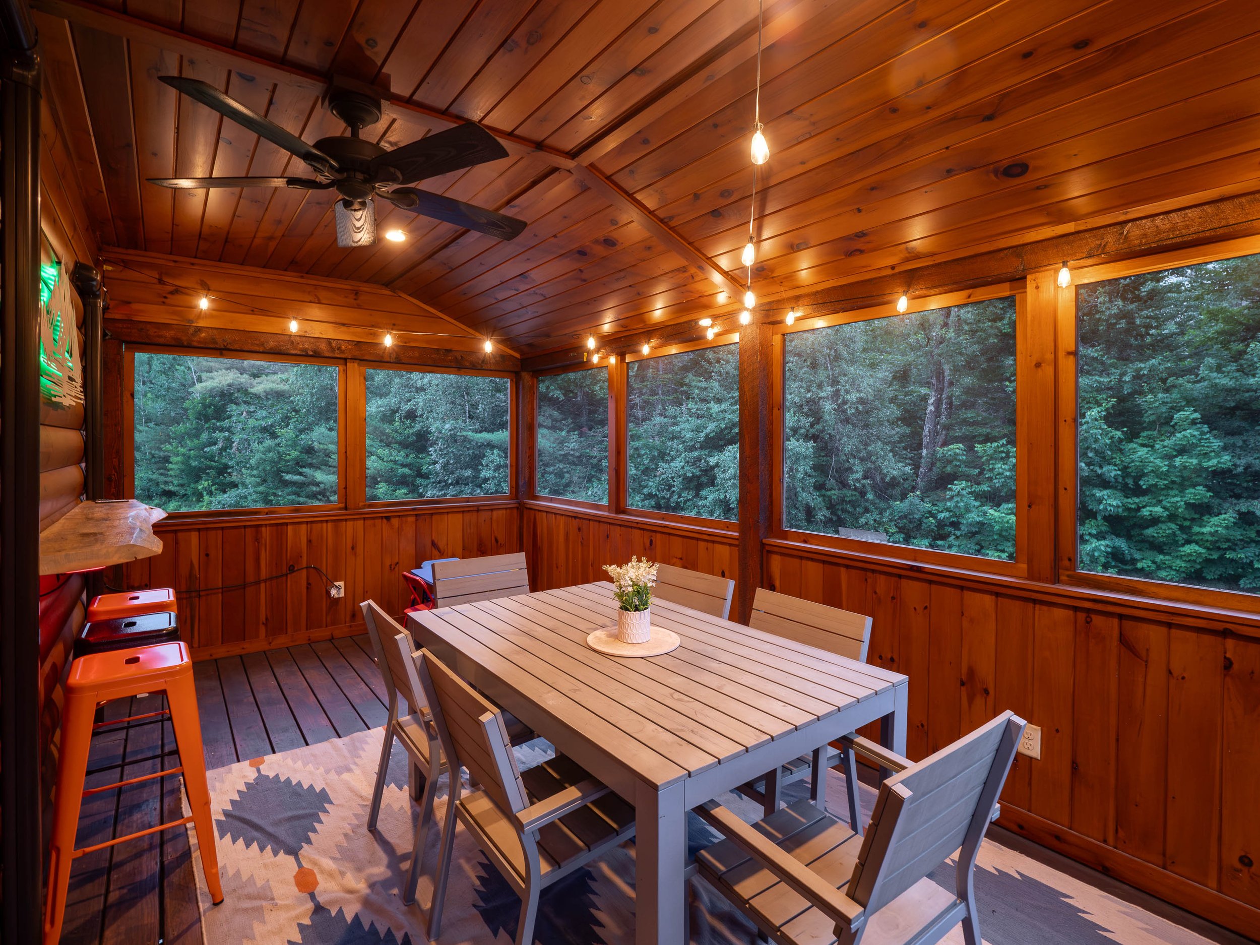 the-lone-star-at-sunday-river-51-screened-porch-visit-sunday-river.jpg