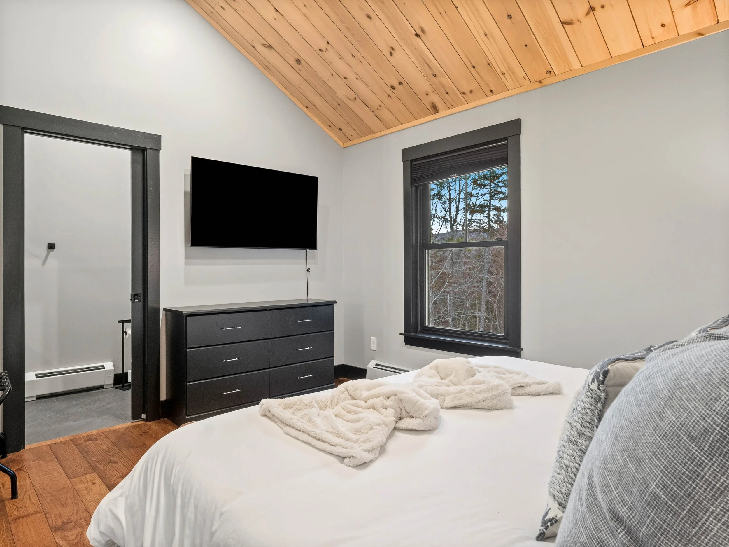 skyline-lodge-26-second-en-suite-king-bedroom-visit-sunday-river.jpg