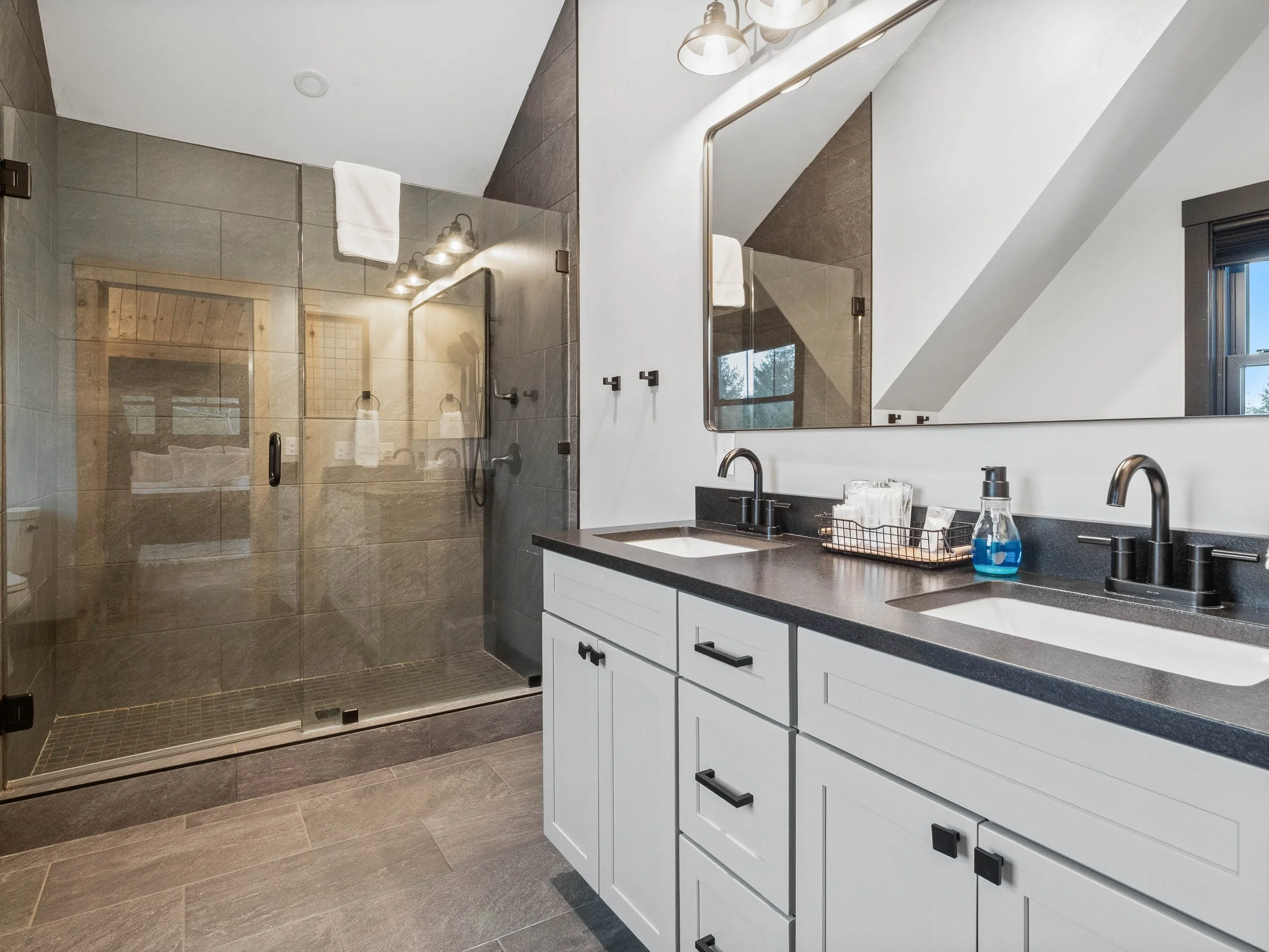 skyline-lodge-39-third-en-suite-bathroom-visit-sunday-river.jpg