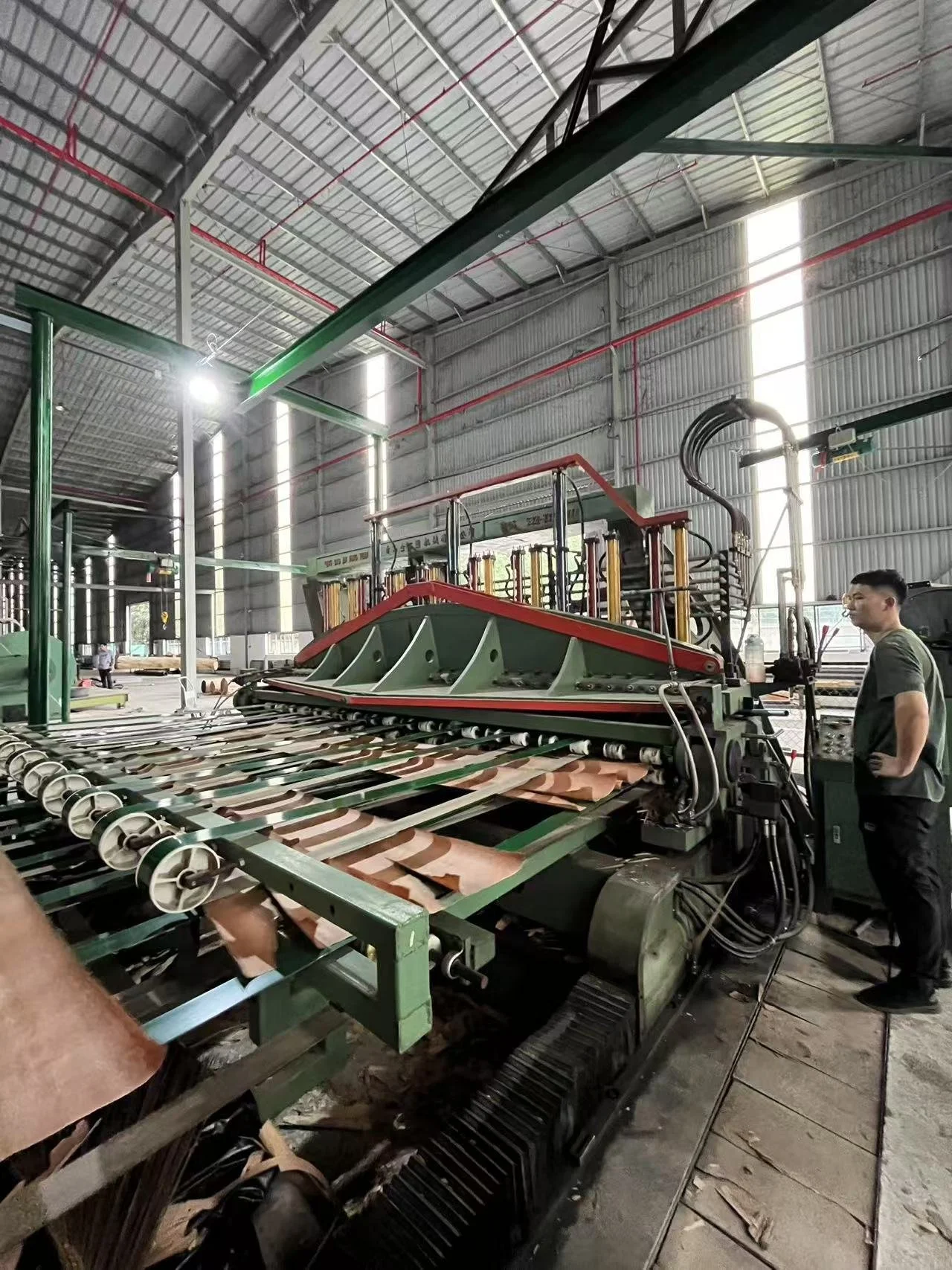 Log slicing process in veneer production