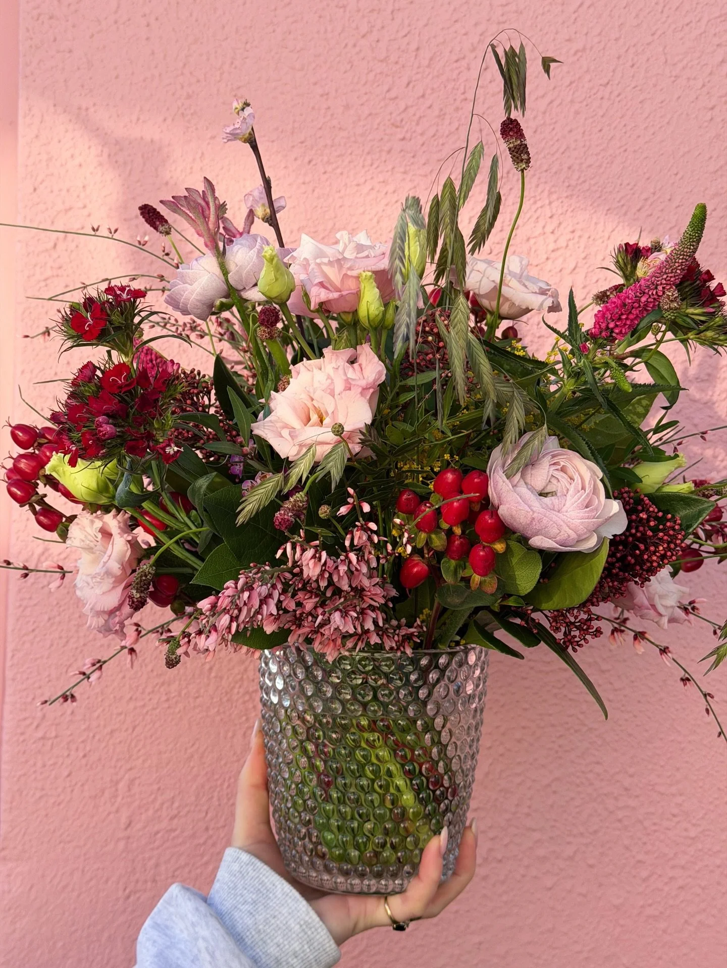 A weekend of love 🥰

Valentines flowers 
Cheerleading in the team (Hannah dancing 😂)
Weekend treats&hellip;
Secret crushes!
Our favourite cake of the week!!
Making sure the defibrillator is working for our town 🙏
SWIRLS!
The first glance of sun in