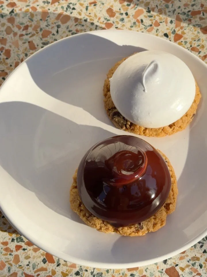 Tea cakes on a sunny Friday >>>>> 

If you like an oat chocolate chip cookie, marshmallows and melted chocolate, you need to try these before they leave our menu 😍😍😍