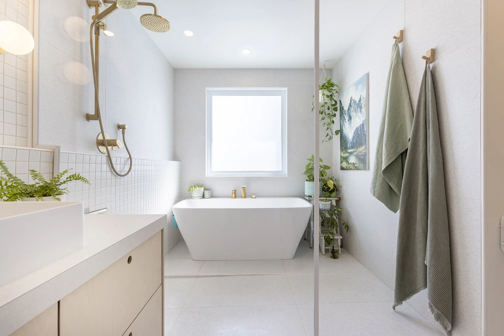 Photographie immobilière d’une salle de bain moderne rénovée à Thetford Mines réalisée par Pixel Fabrique.