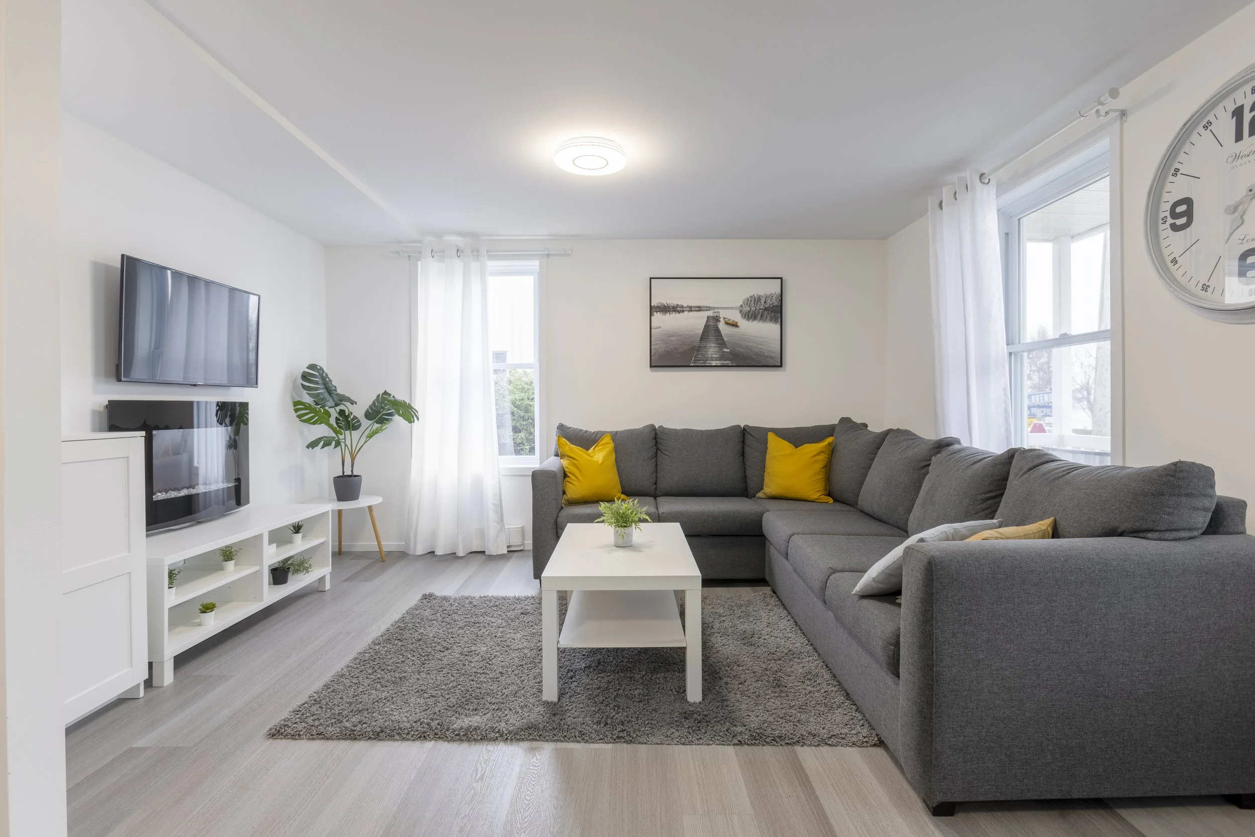 Photographie immobilière d’un salon moderne et lumineux réalisée par Pixel Fabrique dans une maison contemporaine.
