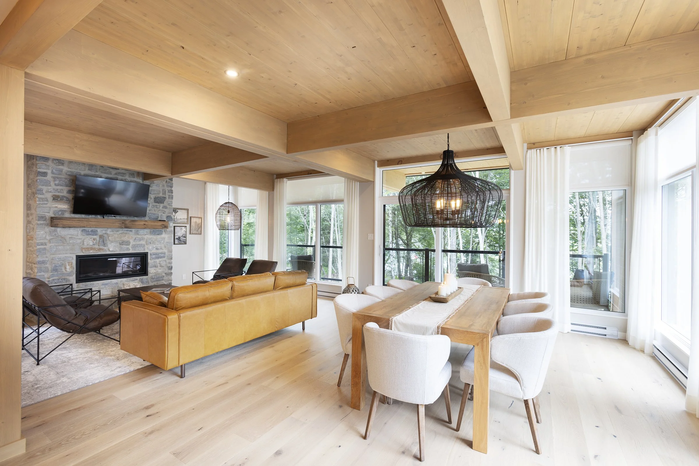 Photographie immobilière d’un salon et d’une salle à manger lumineux dans une maison contemporaine réalisée par Pixel Fabrique.