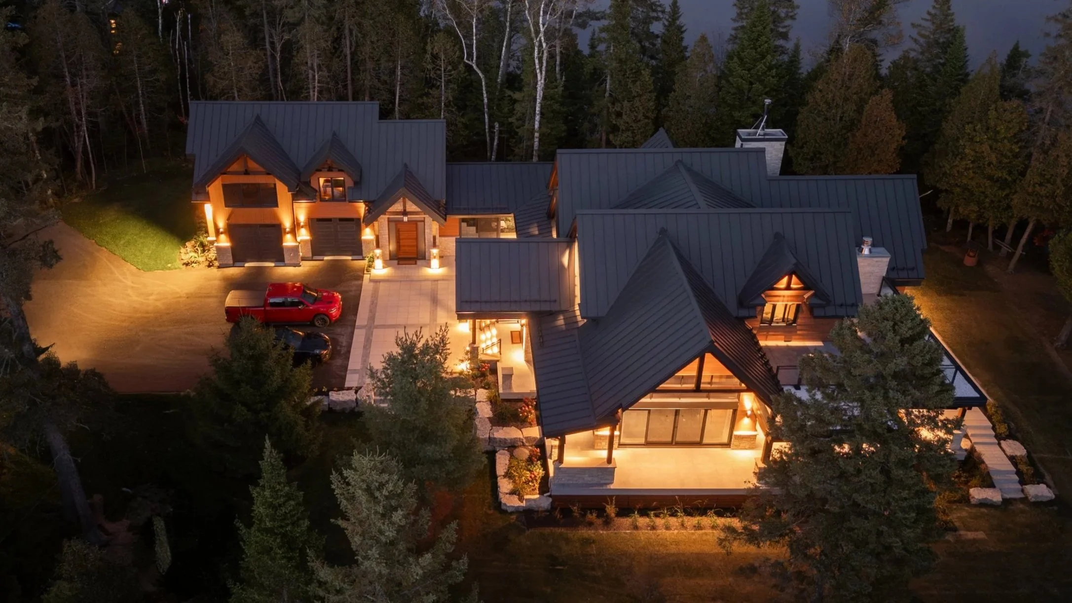 Photographie immobilière par drone pour Profiletek d’une maison de luxe au crépuscule réalisée par Pixel Fabrique .