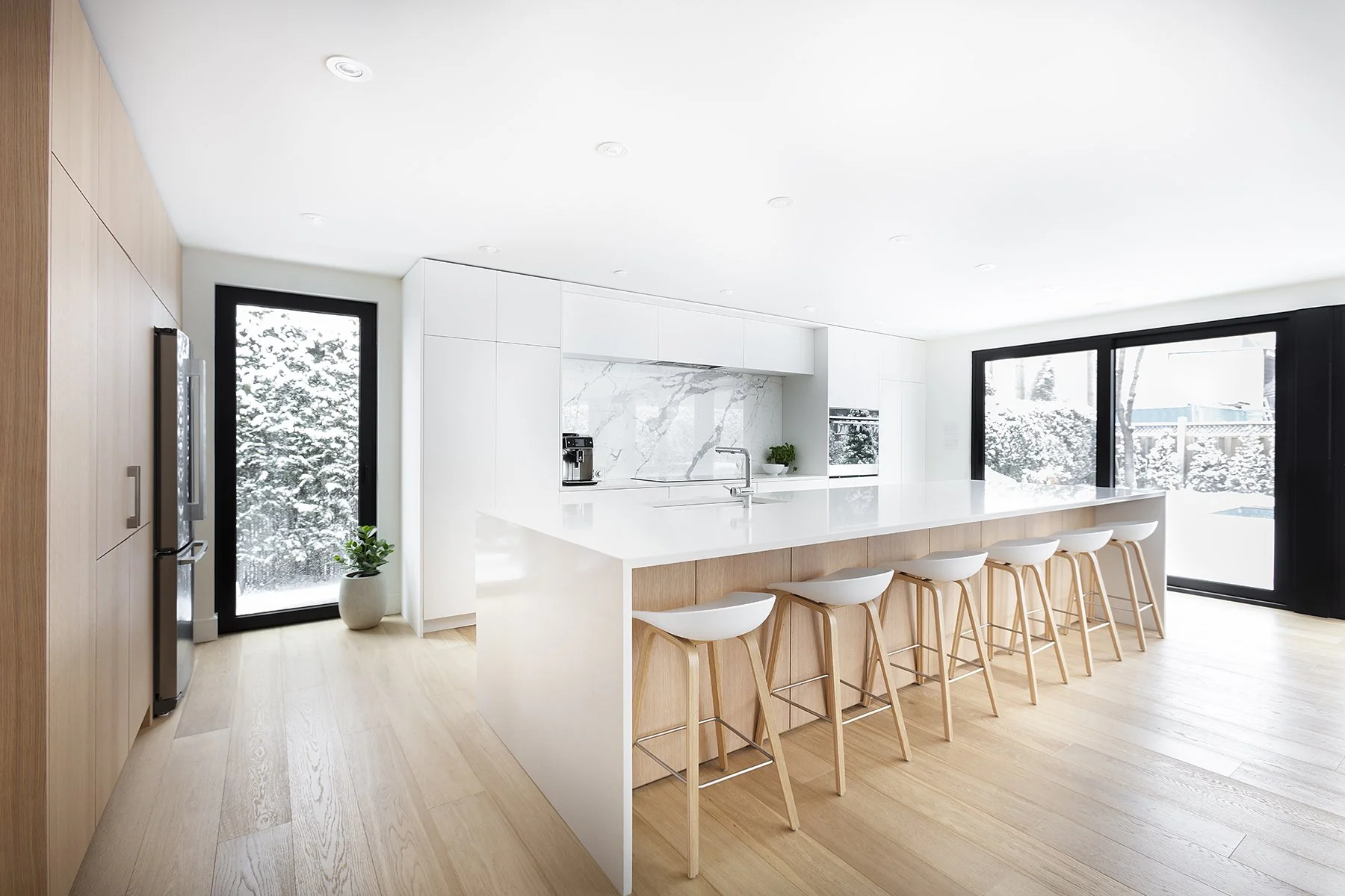 Photographie immobilière d’une cuisine moderne lumineuse dans une maison contemporaine réalisée par Pixel Fabrique à Thetford Mines