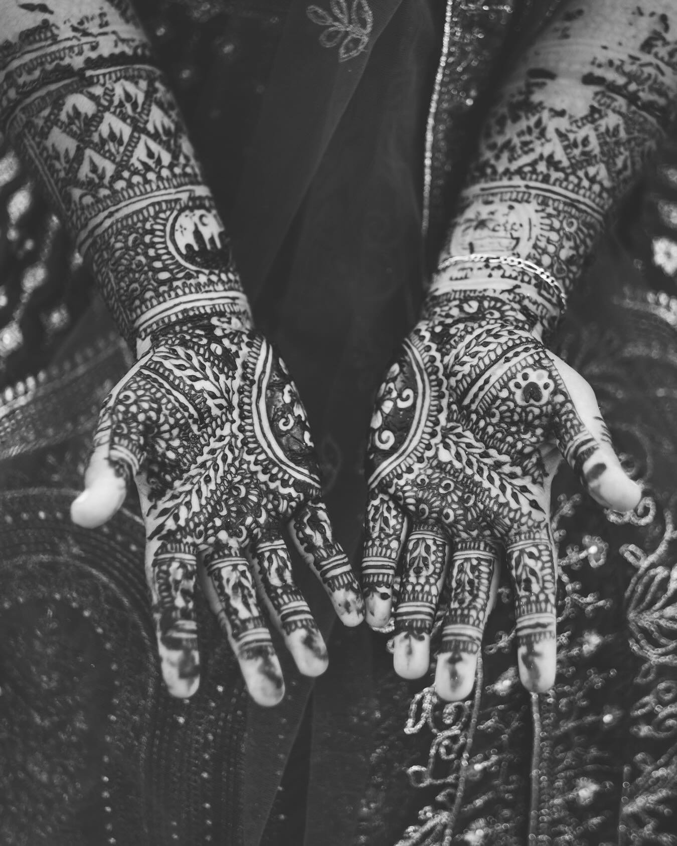 Intricate henna designs are the essence of a mehendi celebration! ✨ Check out this beautiful work of art, full of detail and tradition.

Planning + Design @jennifercolladoevents

Team @boyko.studio @mercaflor_rd @henna_shantalla @indianstreetkitchenb