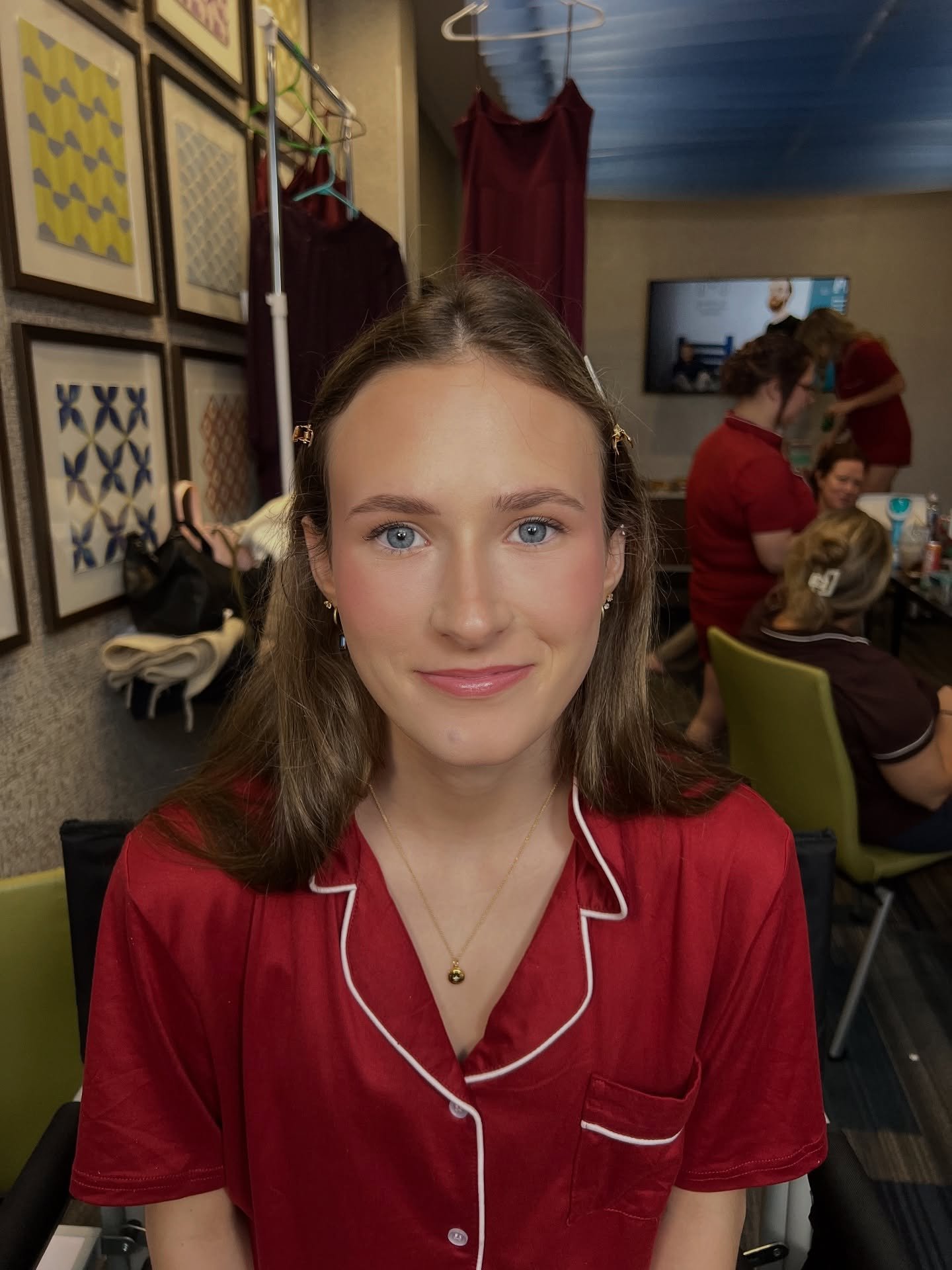 Maci's bridesmaids brought the heat! 💁🏼&zwj;♀️ they gave them full creative control, and I'm SO here for these stunning soft glam vibes 😍☺️ #madisonwi #bridalmakeup #travelingmua #softglam #makeupbykait