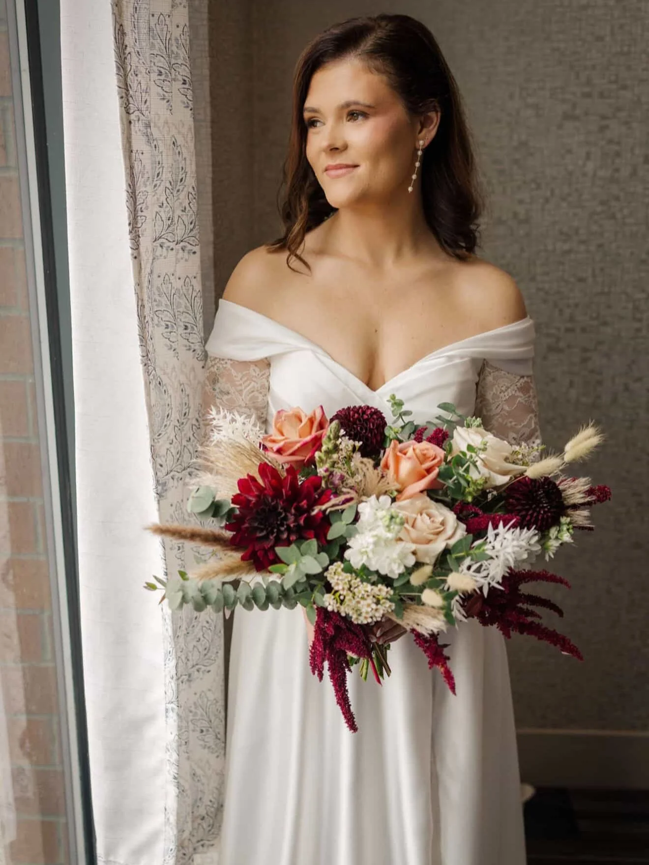 This glow✨ Maci&rsquo;s look was soft, timeless, and so glowy 

Makeup: @make.upbykait / @styless.by.syddd 

Photography: @maryhamptonimages 

#softglambride 
#bridal 
#madisonwi 
#travelingmakeupartist