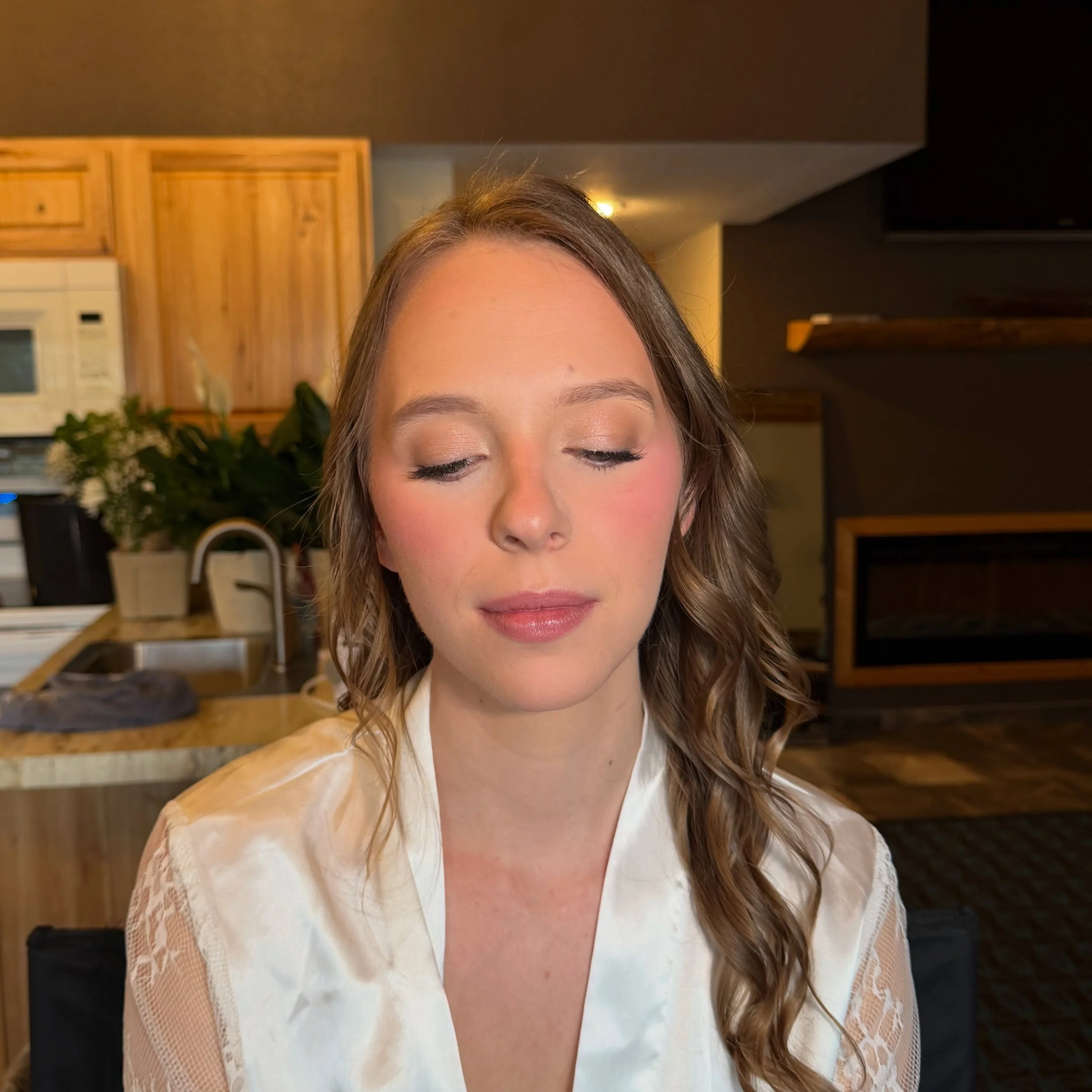 My bride Hannah- such a light soft glam that fit her perfectly 💐

My goal is to always have you feeling like yourself just more elevated 💁🏼&zwj;♀️✨

Hair: 
@hair_by_haley_rae 
@alpenglowartistry