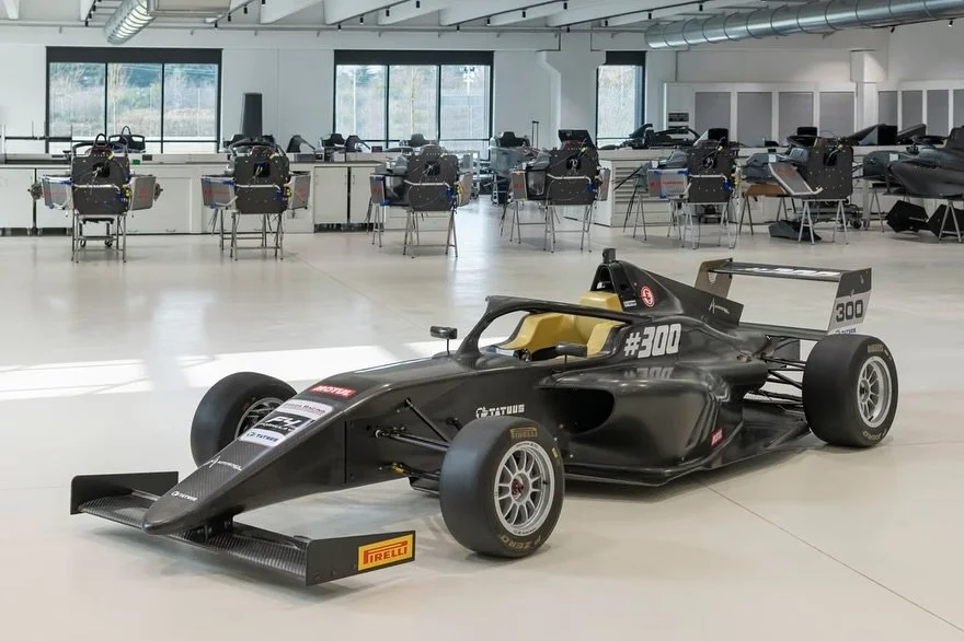 &Auml;ntligen kan jag ber&auml;tta det h&auml;r! 🚀
2026 blir &aring;ret d&aring; jag tar n&auml;sta stora steg &ndash; jag kommer att k&ouml;ra @f4cezchampionship tillsammans med @stepmotorsport_com . Att f&aring; skriva de orden k&auml;nns n&auml;s
