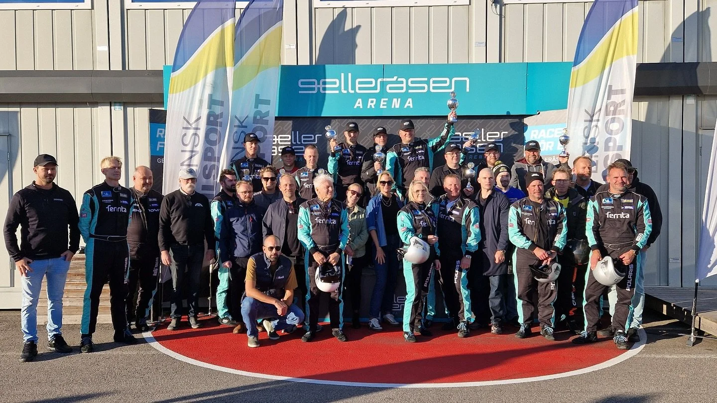 ✨ Fantastisk och rolig dag p&aring; @gellerasen tillsammans med @svensk_bilsport under partnerdagen! 🚦
Idag satt jag inte sj&auml;lv bakom ratten, men fick &auml;ran att vara med som coach tillsammans med &aring;tta andra f&ouml;rare fr&aring;n land