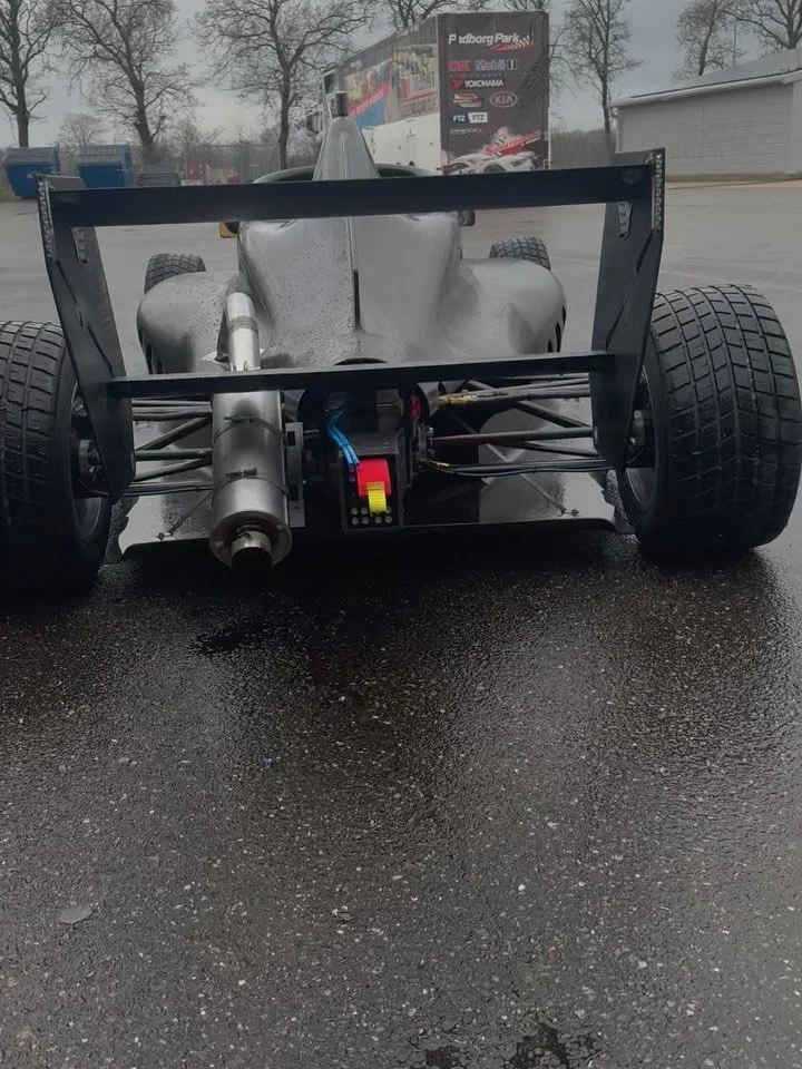 Dag 1 i Formula 4 avklarad! 3 plusgrader och &ouml;sregn, men vi k&ouml;r &auml;nd&aring; 😅 Riktigt n&ouml;jd med dagen och teamet &ndash; det h&auml;r k&auml;nns s&aring; j&auml;kla r&auml;tt!

@svensk_bilsport 
@stepmotorsport_com