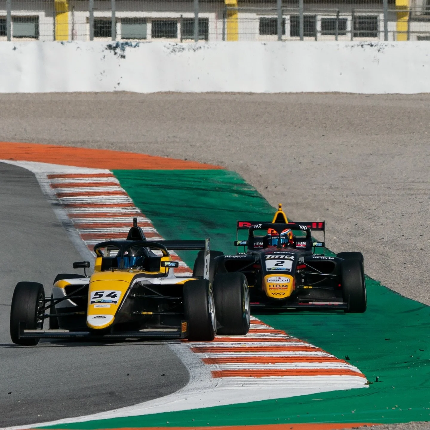 Vilken helg allts&aring;. Allt var nytt &ndash; ny bil, nytt team, ny bana&hellip; till och med st&aring;ende start och safety car hann jag bocka av. Det enda som inte var nytt var viljan att trycka plattan i mattan 😅

Utvecklingen &ouml;ver helgen 