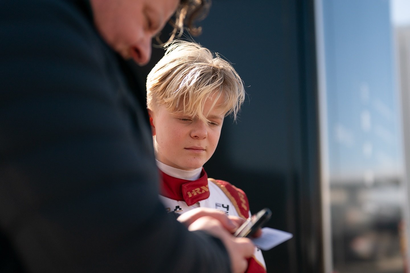 Allt var nytt i dag &ndash; bil, team, rutiner &ndash; men tack vare grym support blev det en riktigt bra f&ouml;rsta dag. Mina snabbaste varv r&ouml;k p&aring; track limits&hellip; tydligen g&auml;ller det att h&aring;lla sig inom linjerna 😉

I mor