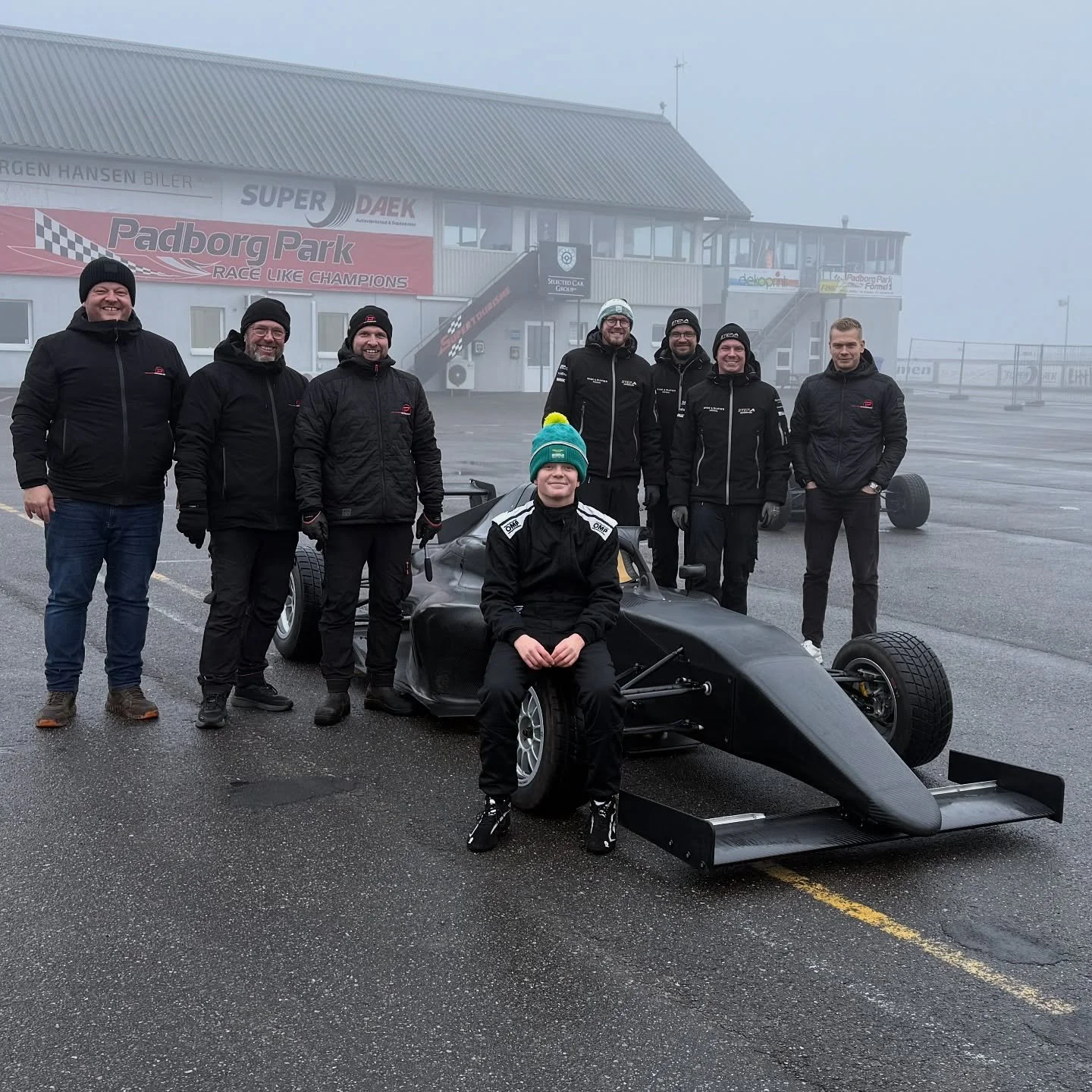 D&aring; var tv&aring; intensiva testdagar i Formula 4 gjorda. V&auml;dert var minst sagt utmanande b&aring;da dagarna, och idag l&aring;g dimman s&aring; t&auml;t att det knappt gick att k&ouml;ra. Men ocks&aring; en grymt l&auml;rorik upplevelse oc