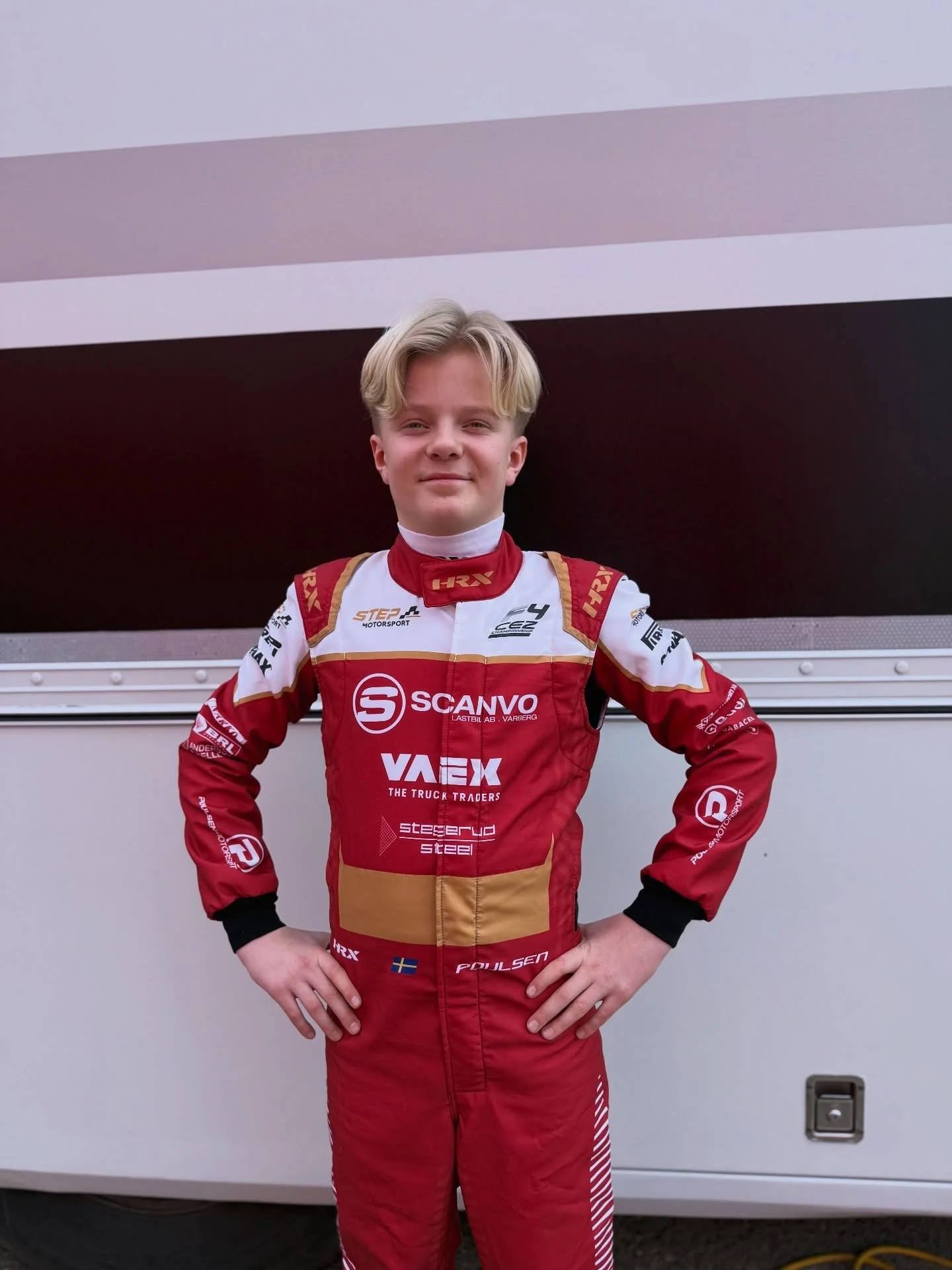 Suitet up f&ouml;r Formel 4 2026 med @stepmotorsport_com 😮&zwj;🔥
Riktigt n&ouml;jd med nya overallen &ndash; nu b&ouml;rjar det k&auml;nnas p&aring; riktigt.

Den h&auml;r veckan drar vi till Valencia f&ouml;r test med @formula_winter_series . Det 