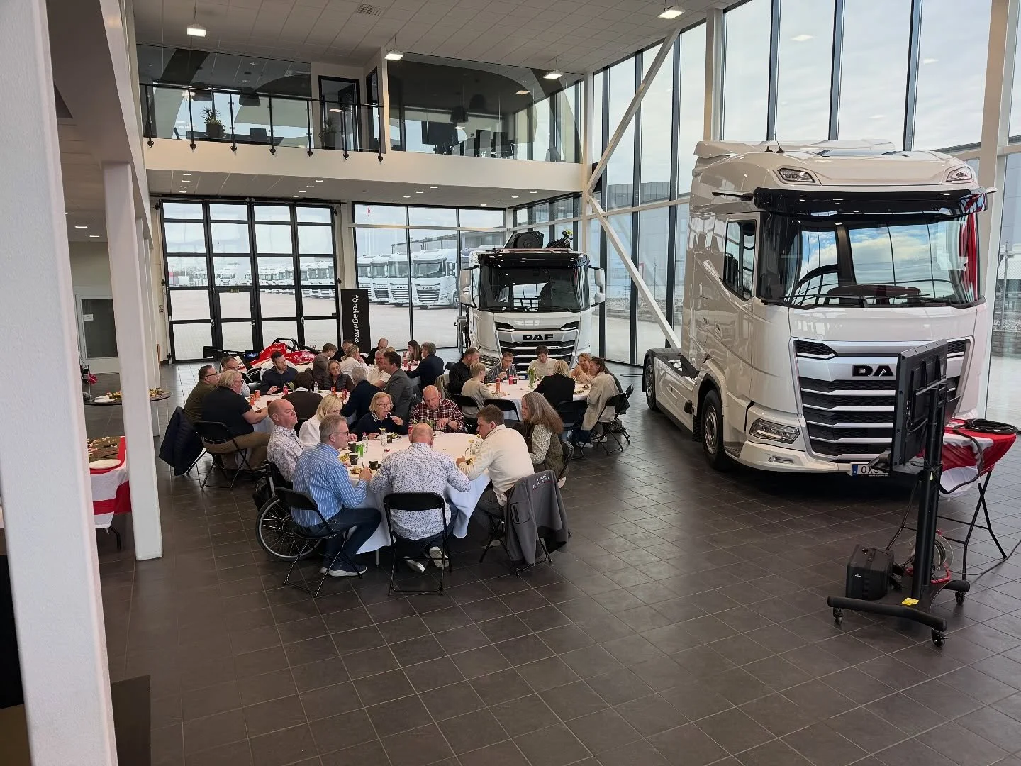Great event tonight! I got to be part of @scanvo event with @foretagarna_varberg . It was really fun meeting so many people. It had a Danish theme with classic Danish sm&oslash;rrebr&oslash;d, and there was a lot of racing and truck talk.

#network #