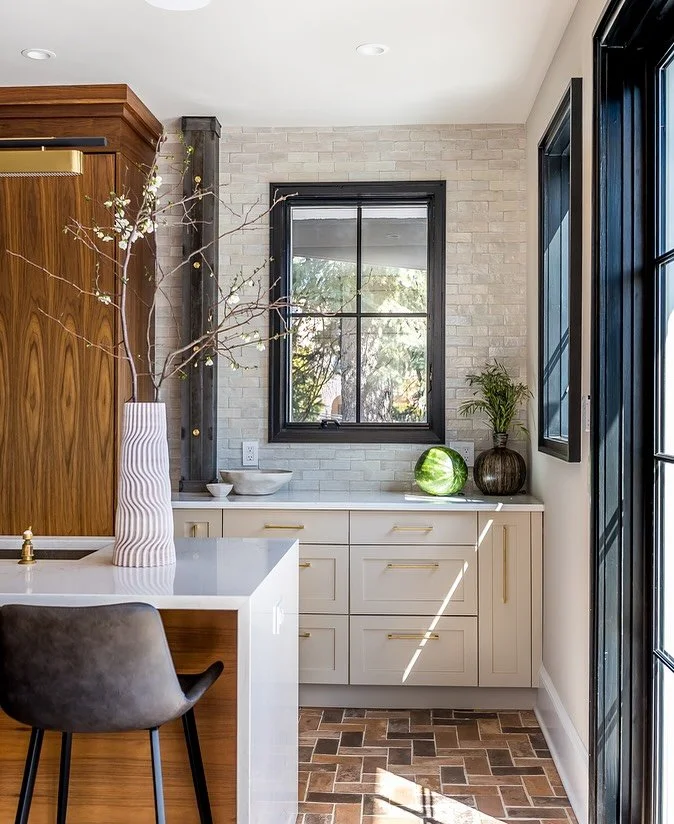 Textures! Rather than creating a look by placing accessories my clients don&rsquo;t relate to I prefer adding interest and a bit of tension via textures. Here are 3 examples of using tiles, brick and a concrete look-a-like plaster finish. Stay dry!! 