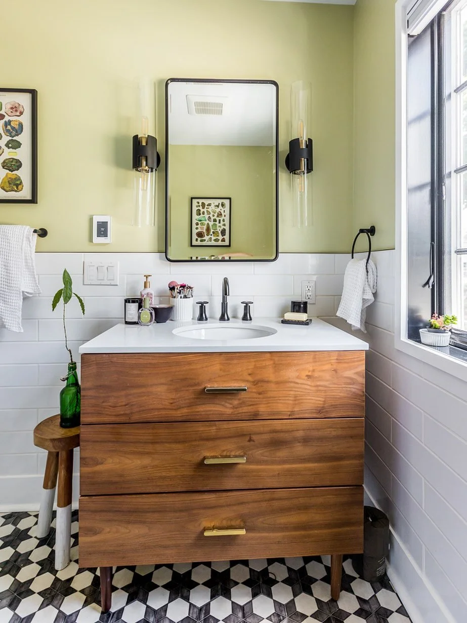 Small pots & plants, little flower arrangements can make a HUGE difference. This is really worth your time. And YES even in the bathroom xo Martina #wednesdaymood #thelemongrasslook #followme