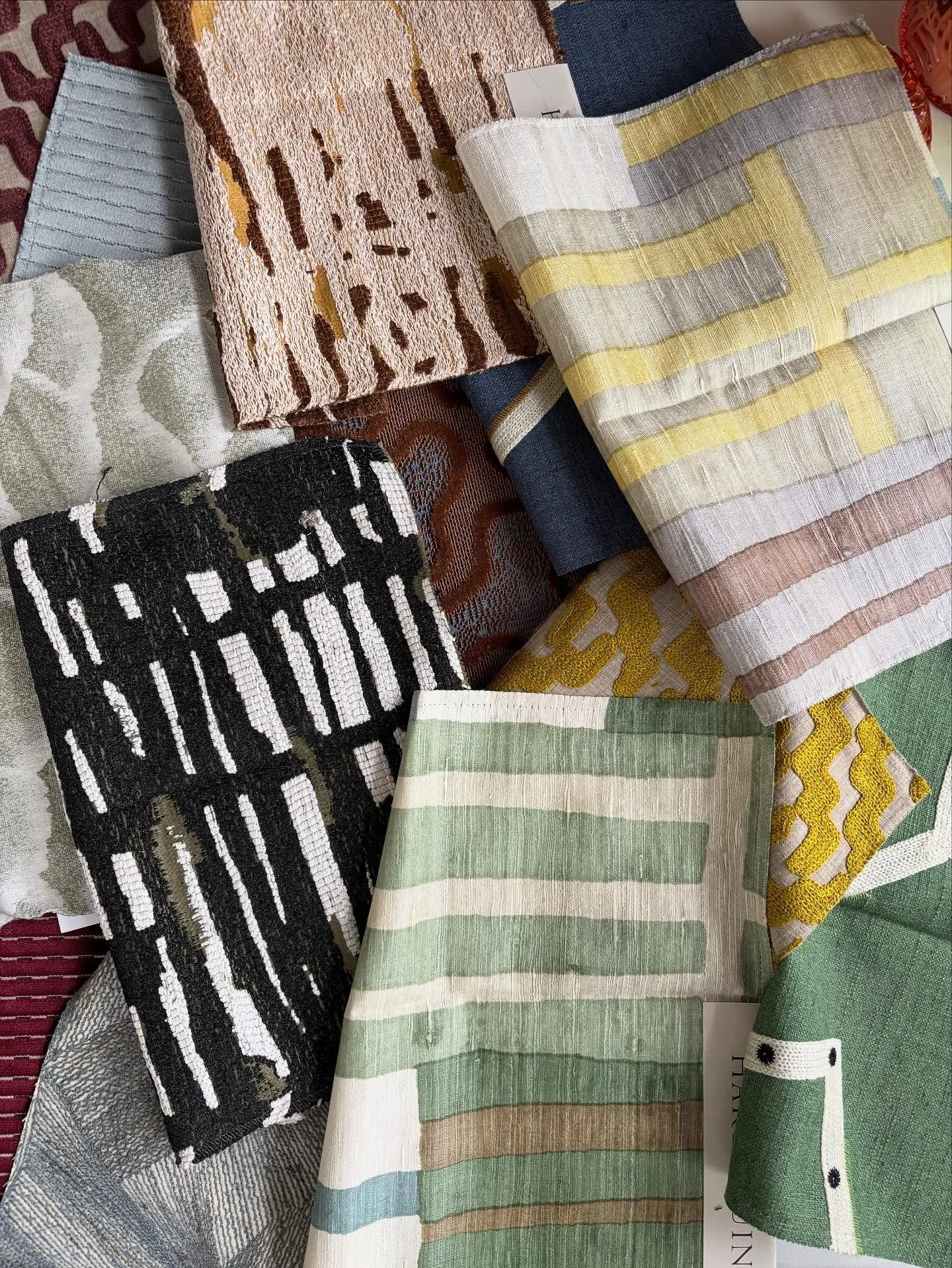 You guys know that @schwartzdesignshowroom have a 3rd location out in Horse Country NJ, right?? It&rsquo;s called The Barn and it is beautiful (Dahhh!!) I went there last week and selected a bunch of @harlequinfw samples with @desireemumford and they