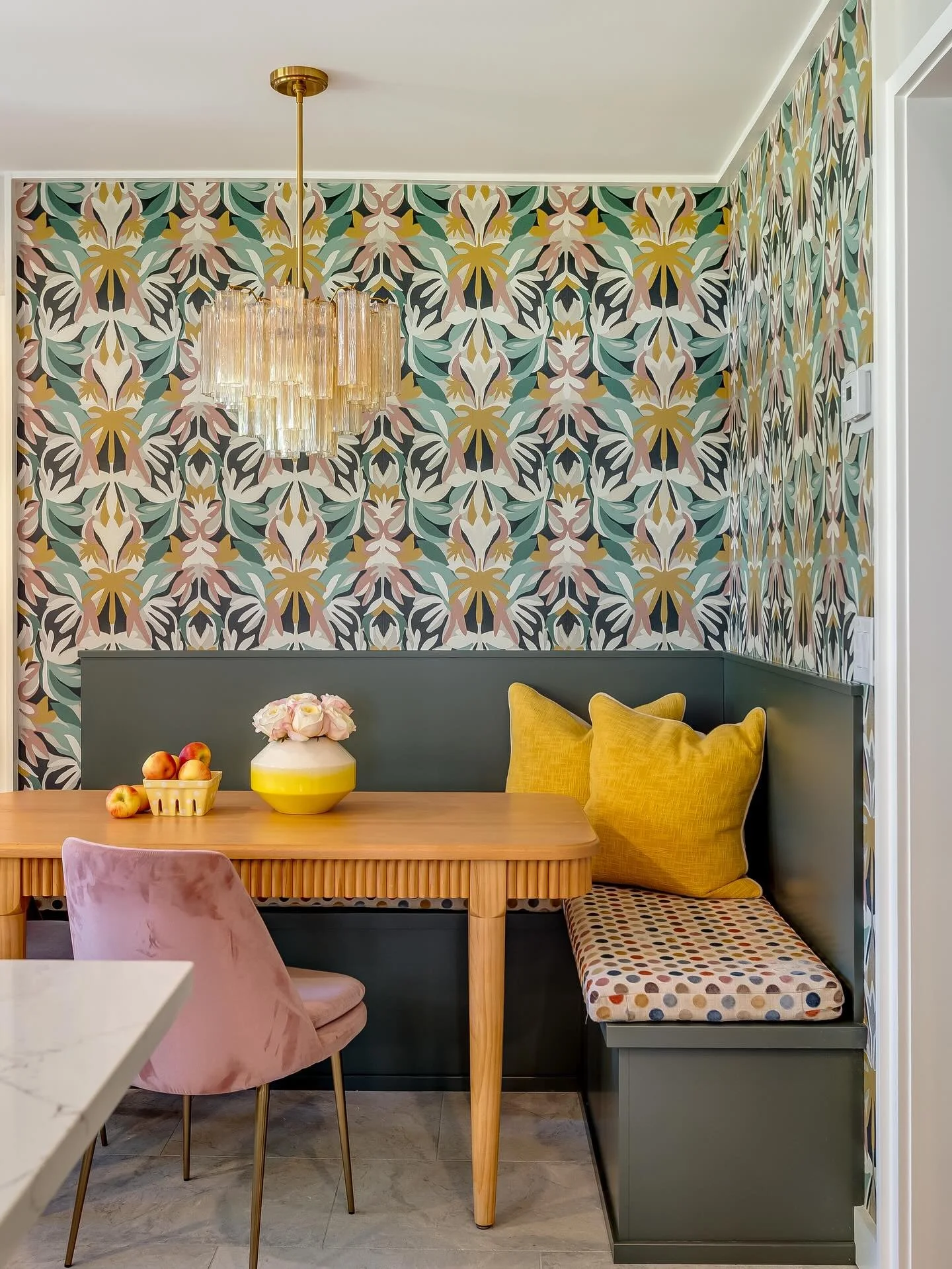 Another Monday - another breakfast nook - another day with freezing temps&hellip; oh well, we&rsquo;ll make the best of it :) stay cozy (that&rsquo;s what breakfast nooks are actually known for) photo by @lisakollberg  wallpaper by @sandersondesigngr