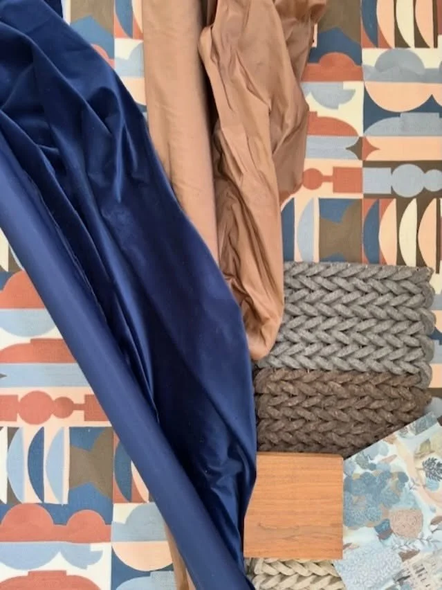 I am having fun with the fabrics that just came in. The big pattern is fairly new (by @sandersondesigngroupusa ) also on display: walnut- my favorite wood, a rug sample of thickly knitted wool strands, showing different colors, a solid velvet and a t
