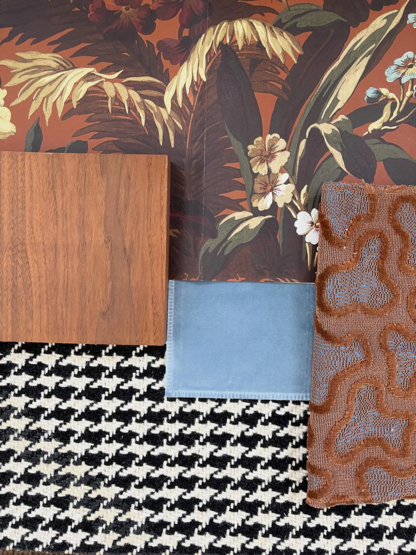 Happy Friday! We were recently introduced to &ldquo;House of Hackney&rdquo; and added the stylish vendor to our resources. A strong sign for this to become a great collaboration was the photo of David Bowie, they use on their/in their Instagram/broch